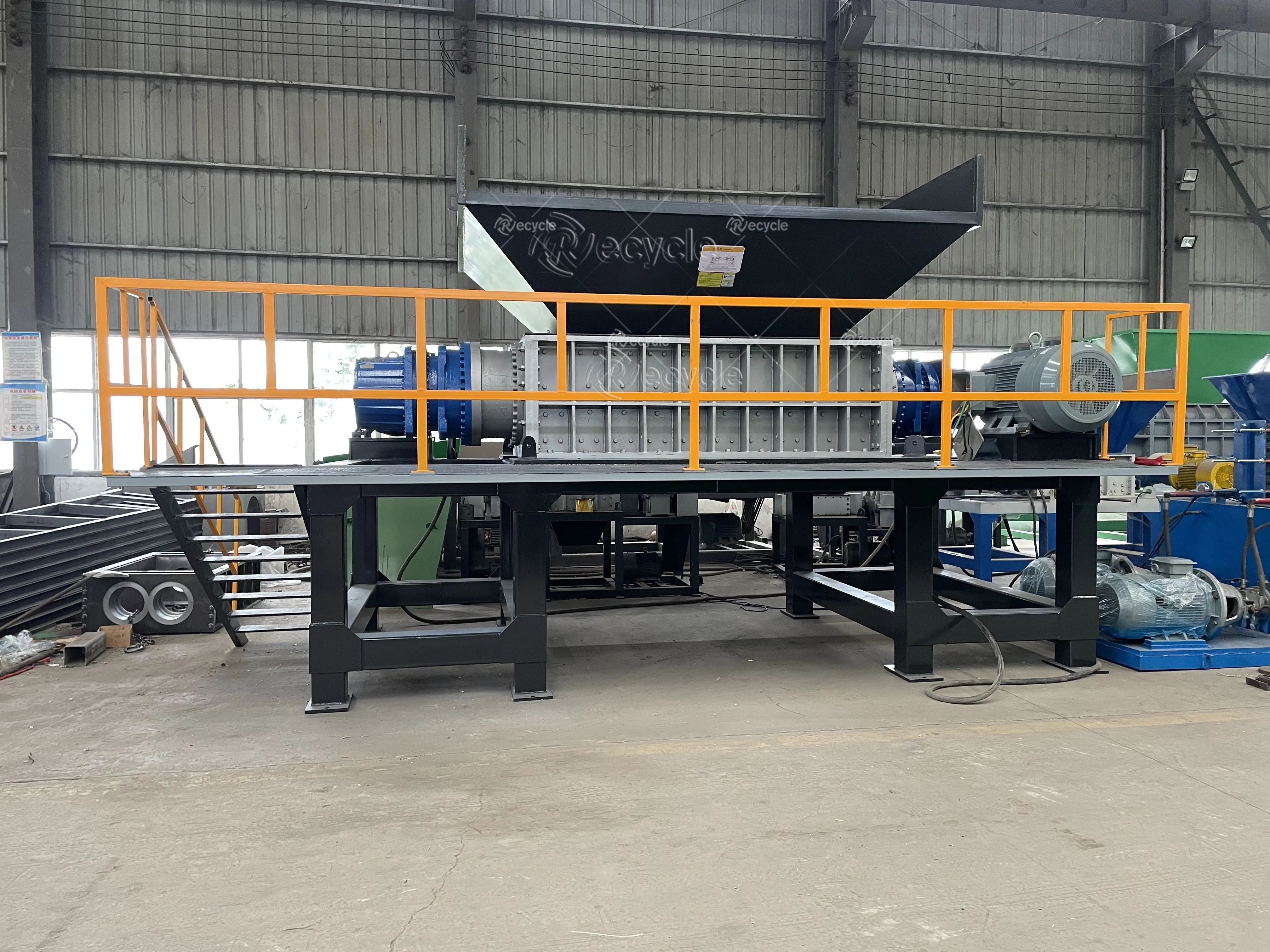 High Efficiency 2 Shaft Plastic Recycling Machinery Tires Scrap Tyre Metal Shredder Machine