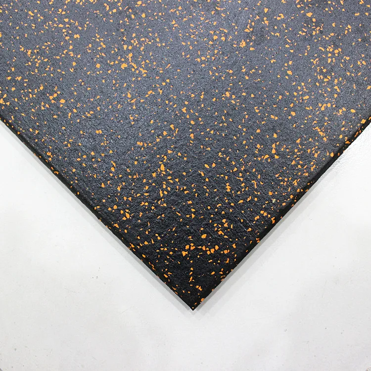 Используется резиновый коврик для баскетбольной площадки