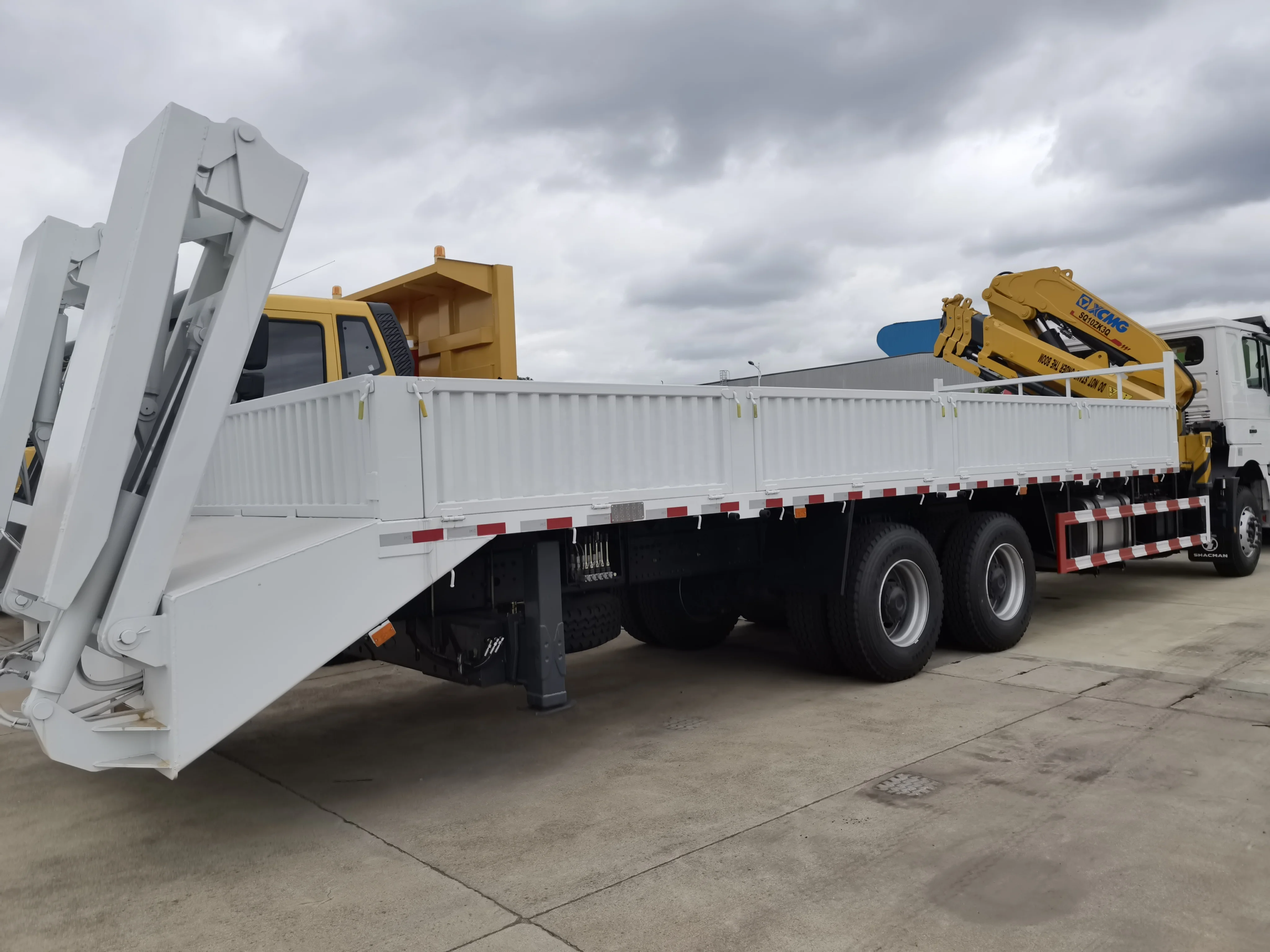 Customized Shacman 6x4 Heavy Duty Road Recovery Wrecker Tow Truck Multipurpose Platform Truck Carrier