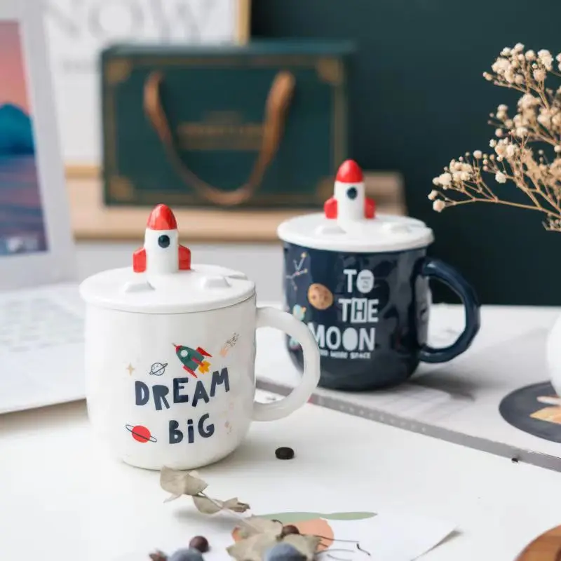 Custom wholesale 2024 new arrival astronaut planet ceramic mug creative design coffee mug for holiday gifts