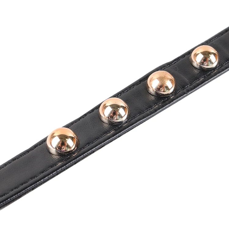 Дешевые декоративные женские сандалии с пластиковыми заклепками, верхние ремешки