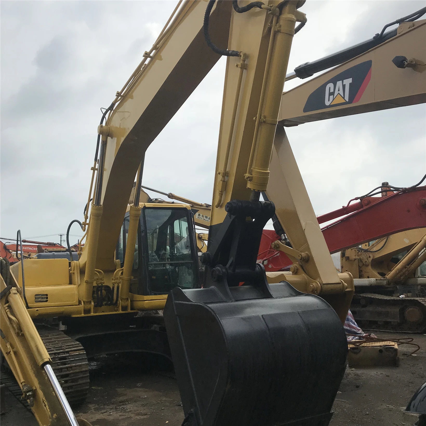 Б/у komatsu гидравлический экскаватор PC220-6 находится на ненавидят распродажа PC200-6 PC220-6 PC200-7 PC200-8