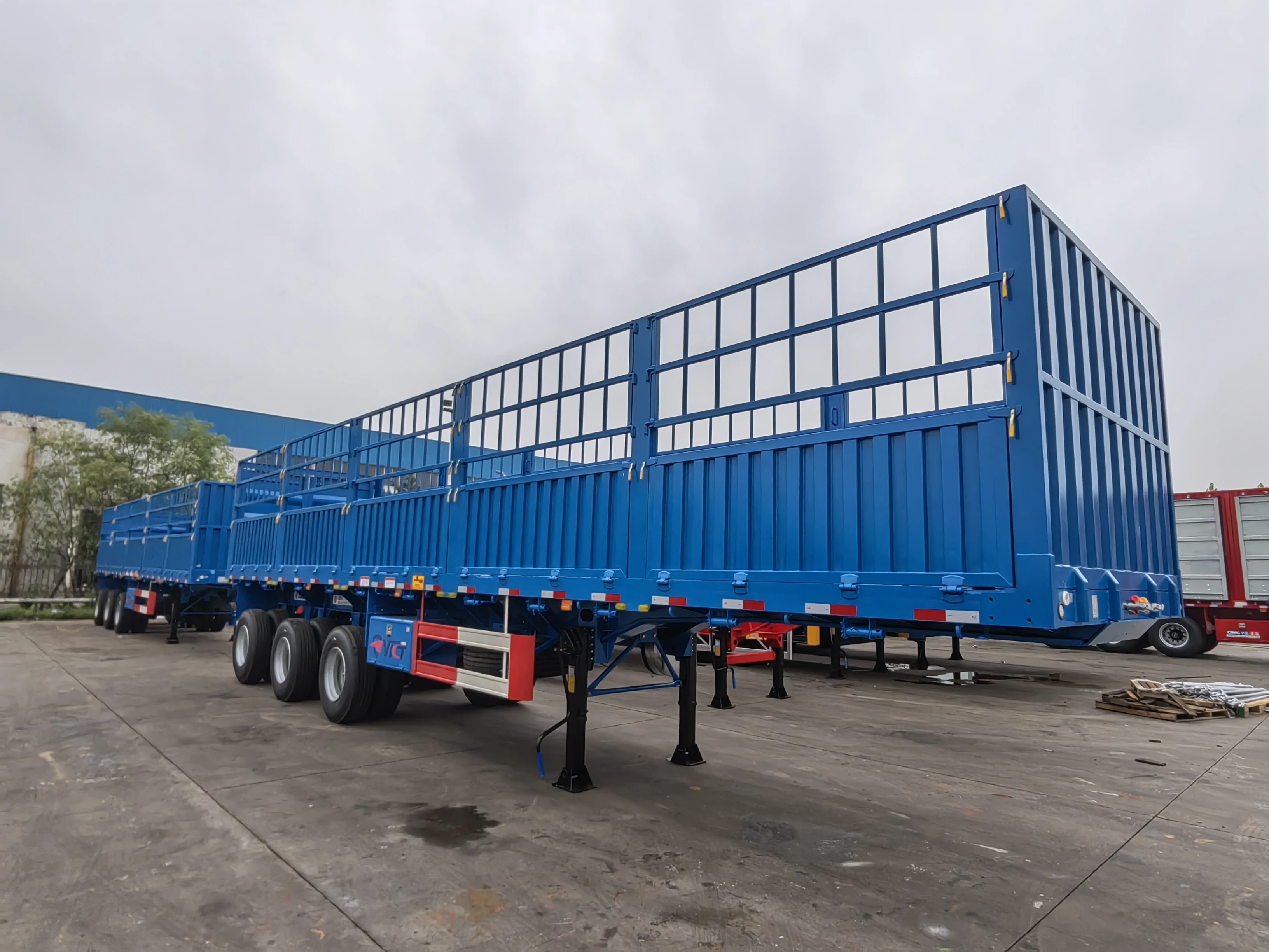 Factory Direct 40ft 3 Axles Flatbed Semi Trailer Side Wall Flatbed Trailer for Efficient Cargo Transportation