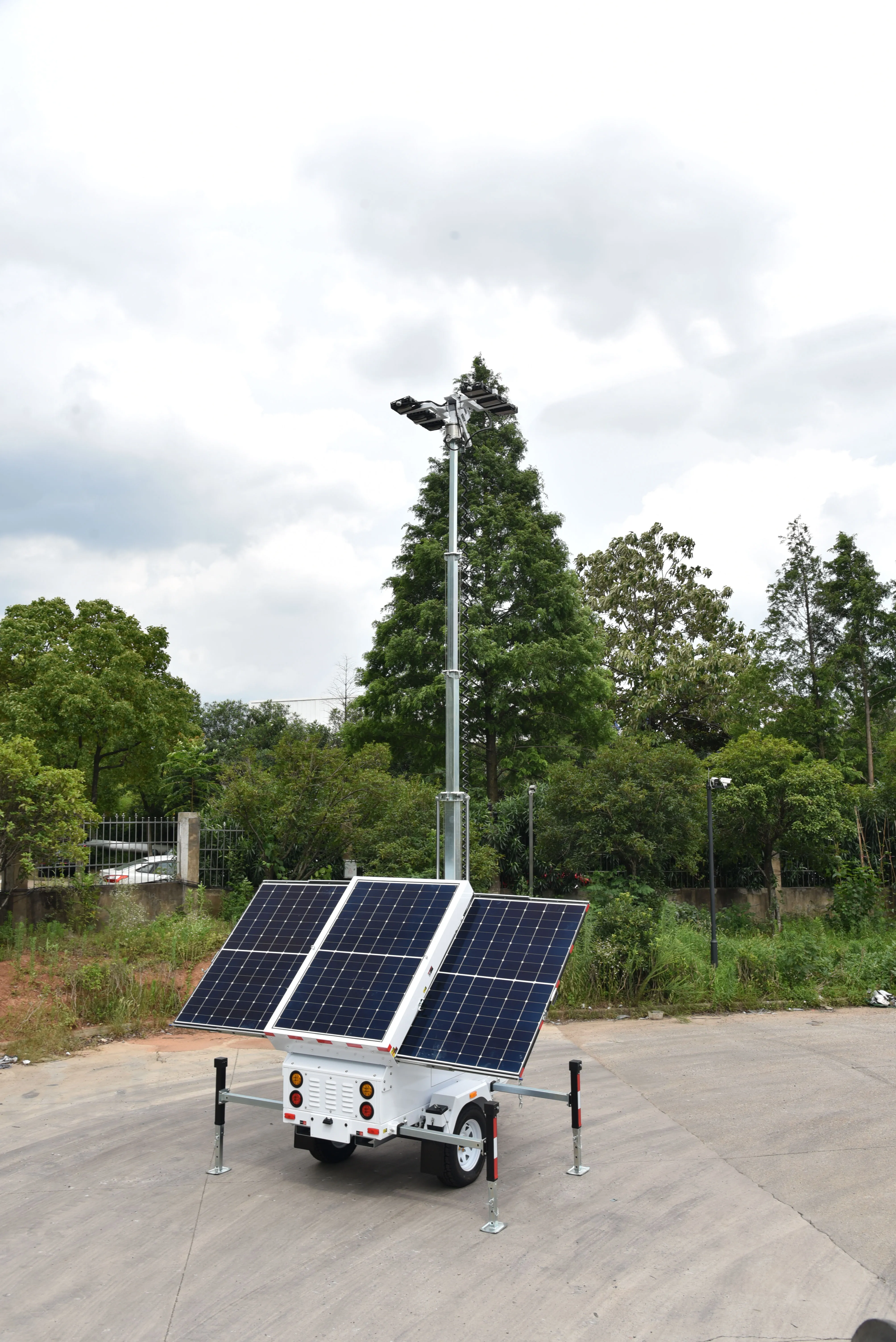 Solar light tower hydraulic mast 600W LED lights 6 batteries retractable solar panels