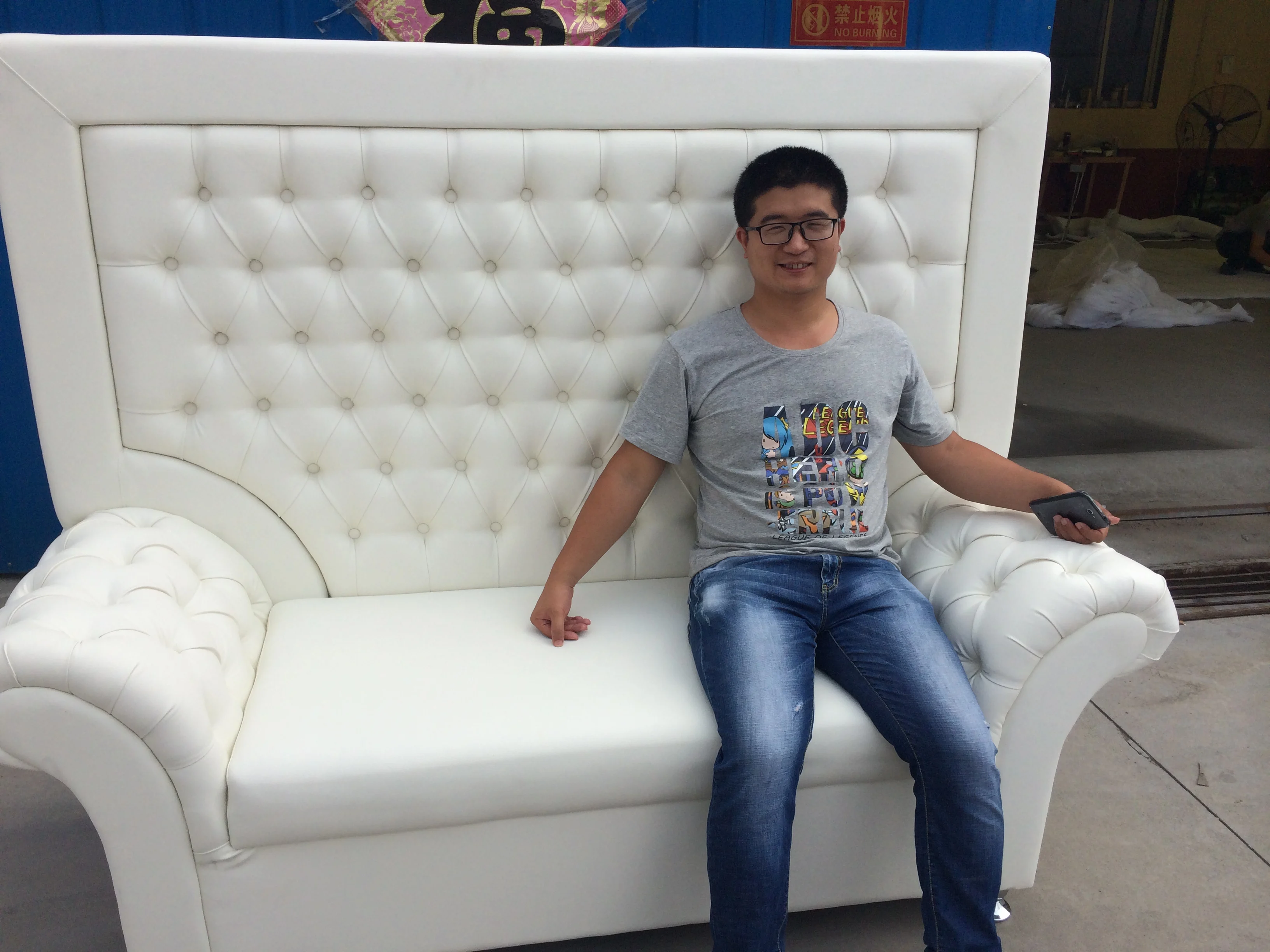 Белый кожаный диван с кристаллическими