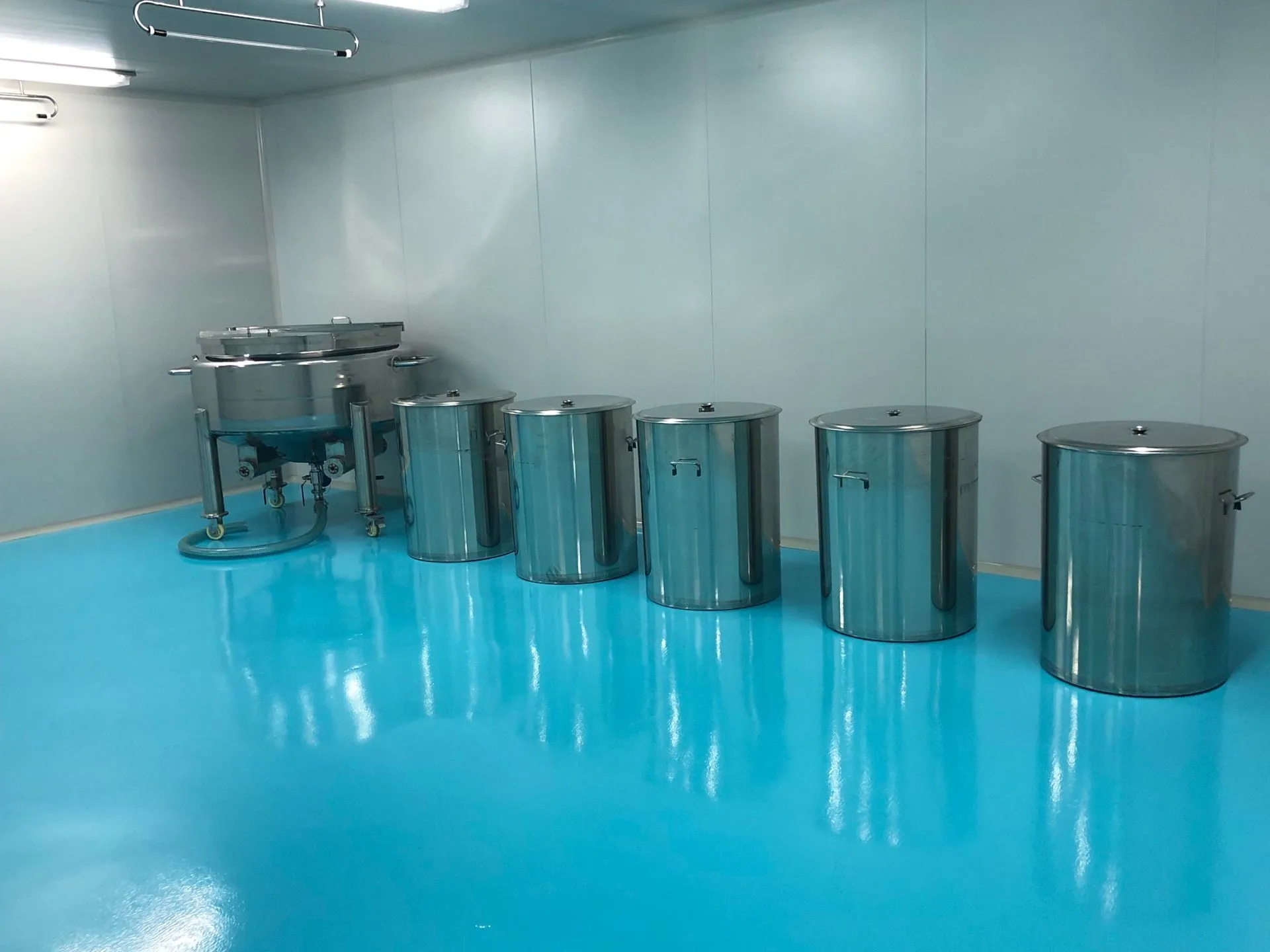 Wholesale Tom and Jerry cartoon natural and organic lip balm effective and long-lasting moisturizing lips