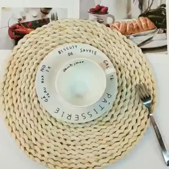 Natural Color Corn Husk Handwoven Washable Rattan Round Mat Placemat for Dining Wedding Luxury