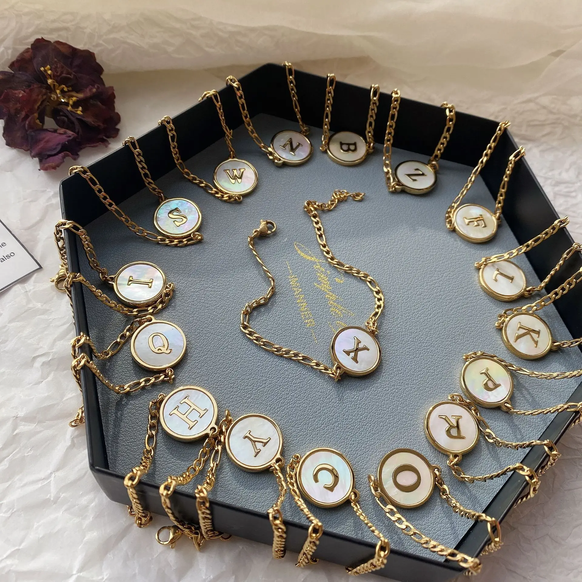 Новое поступление, 18K, позолота, нержавеющая сталь букв алфавита конце процесса расширения круглый диск браслет в винтажном стиле; С деликатным украшением из жемчуга; Письмо браслет