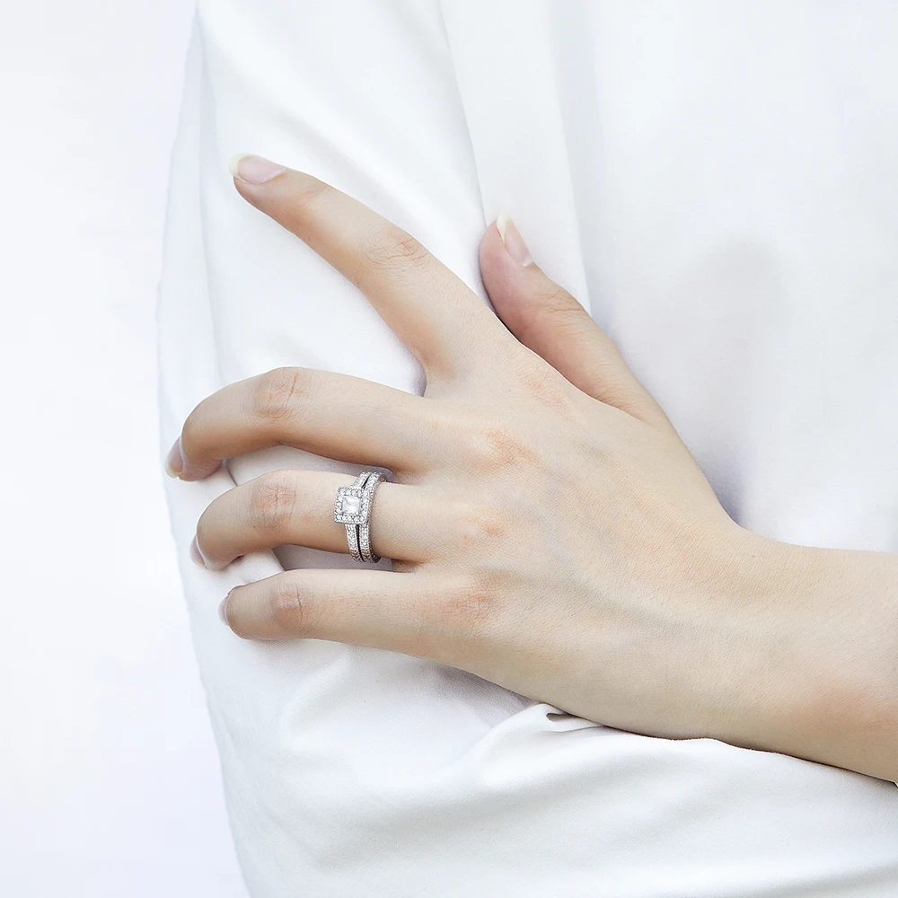 Простое обручальное кольцо с синим фианитом 4*4 мм, серебро 925 пробы