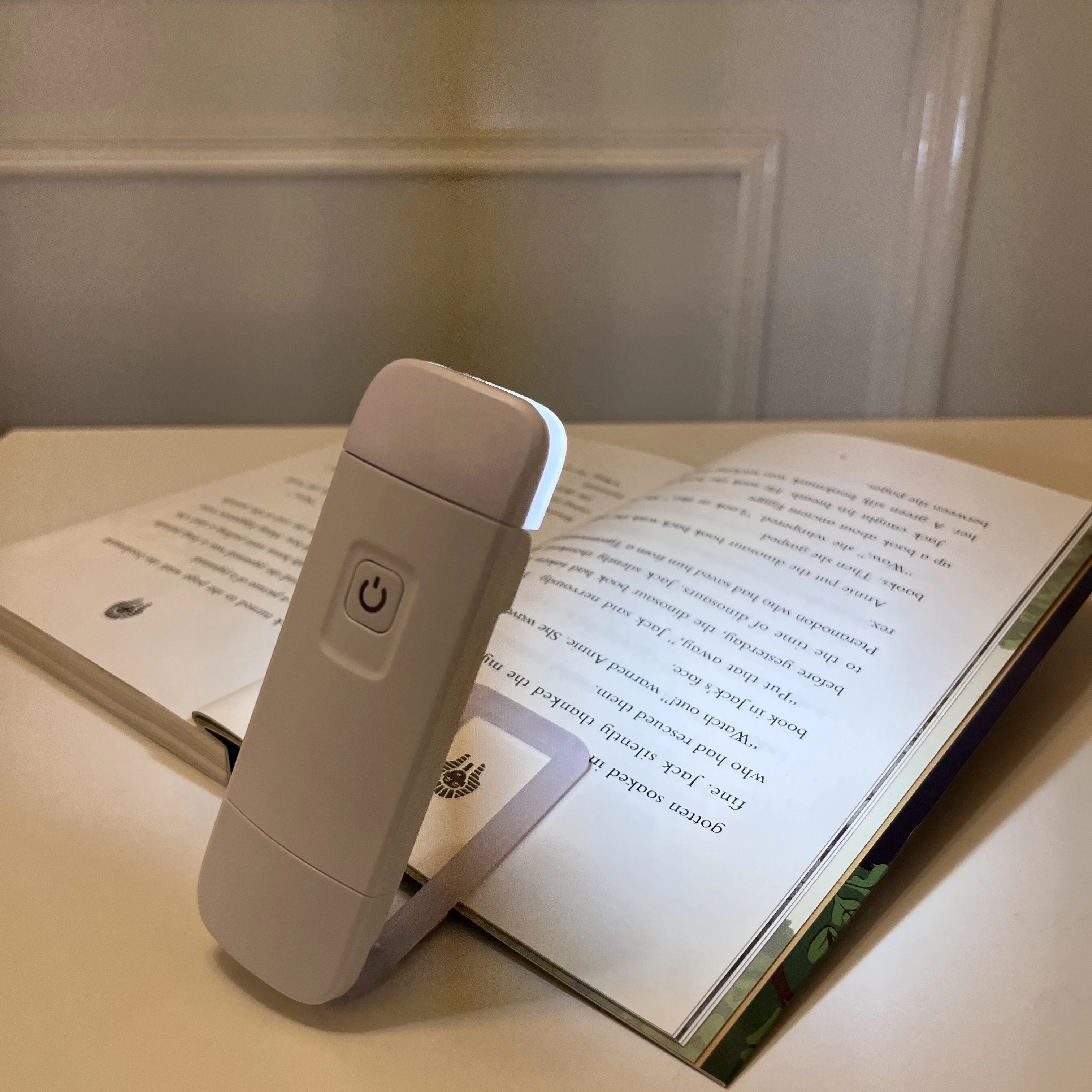 2024 wholesale portable and Rechargeable  clip on USB bookmark reading light with clip