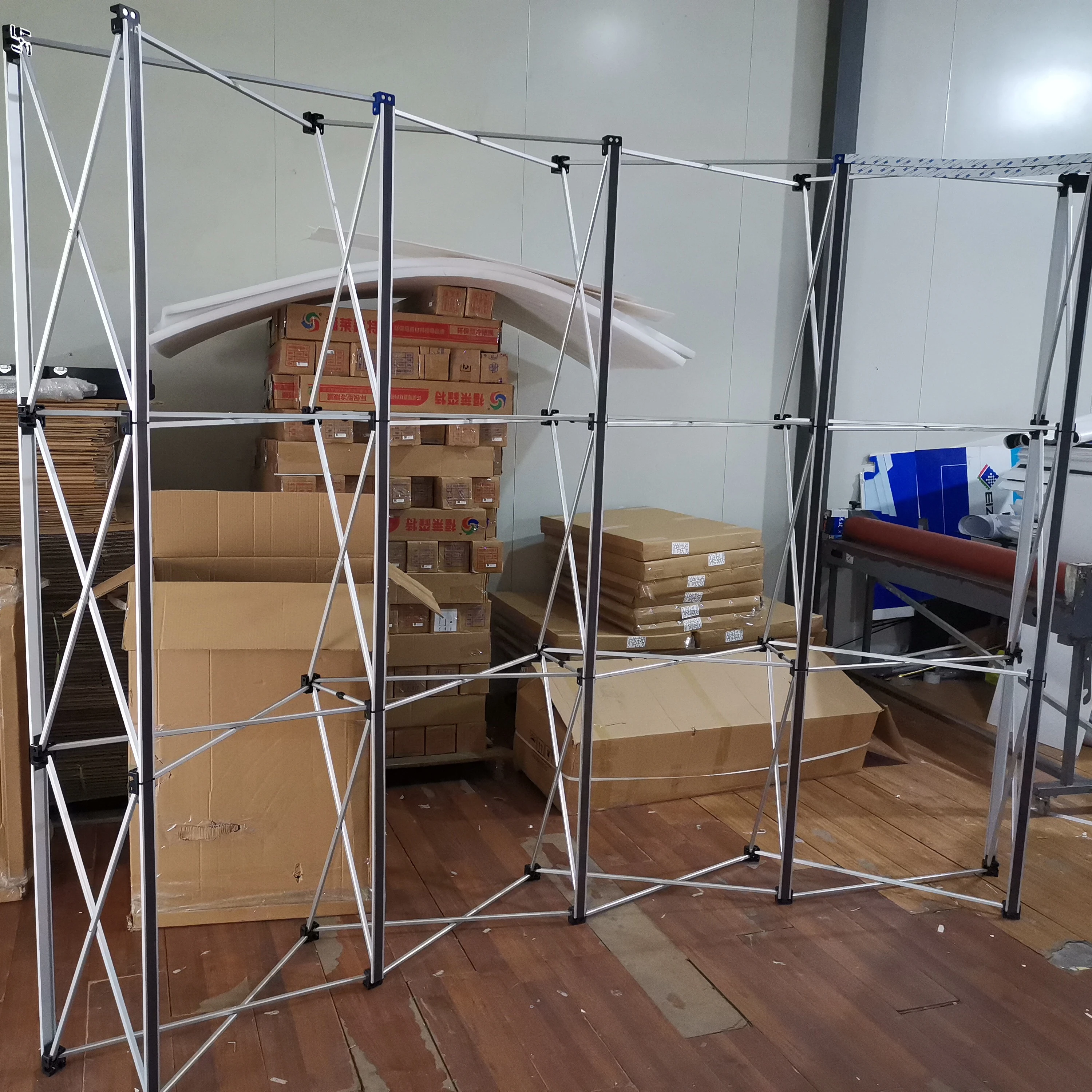 Рекламные магнитные выдвижные изогнутые настенные стенды выставочная