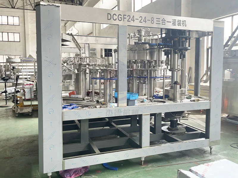 China High Speed Automatic 3 in 1 Carbonated Beverage Soda Sparkling Water Soft Drinks Filling Machine
