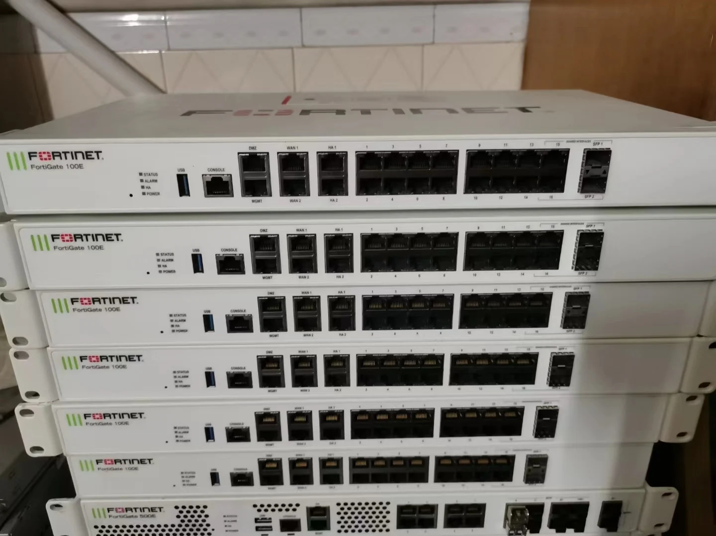 FORTINET FortiGate-100E Настольный тип 19 RJ45 сетевые порты 7 4 Гбит/с сетевая пропускная способность межсетевой экран