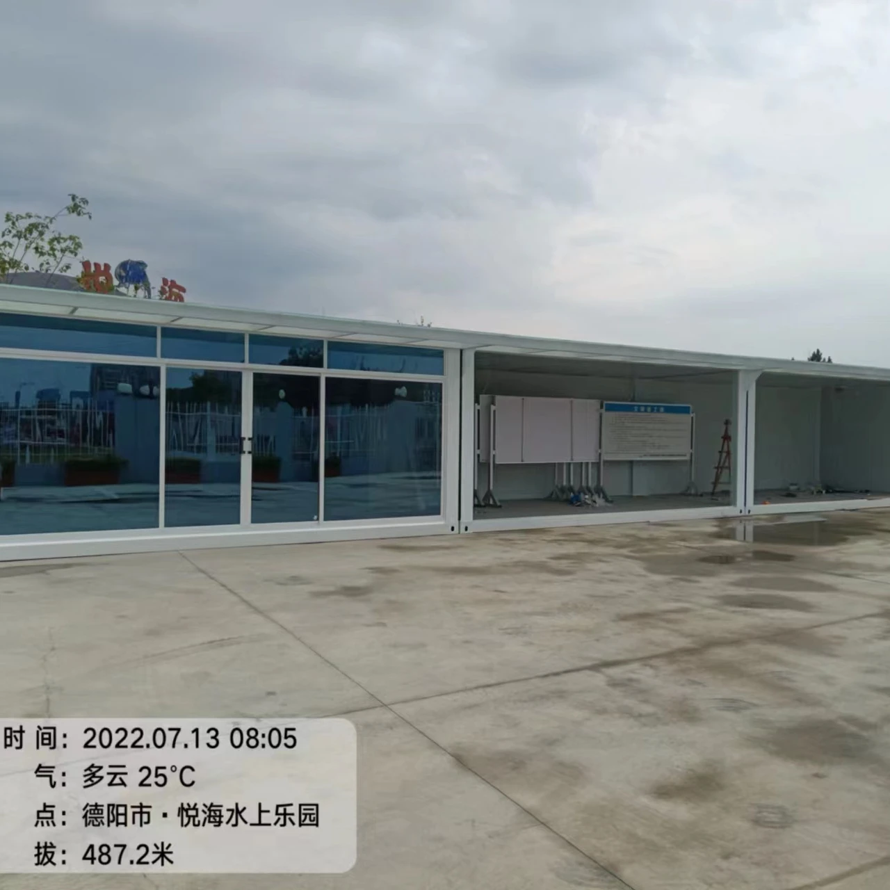 Контейнер с окнами от пола до потолка