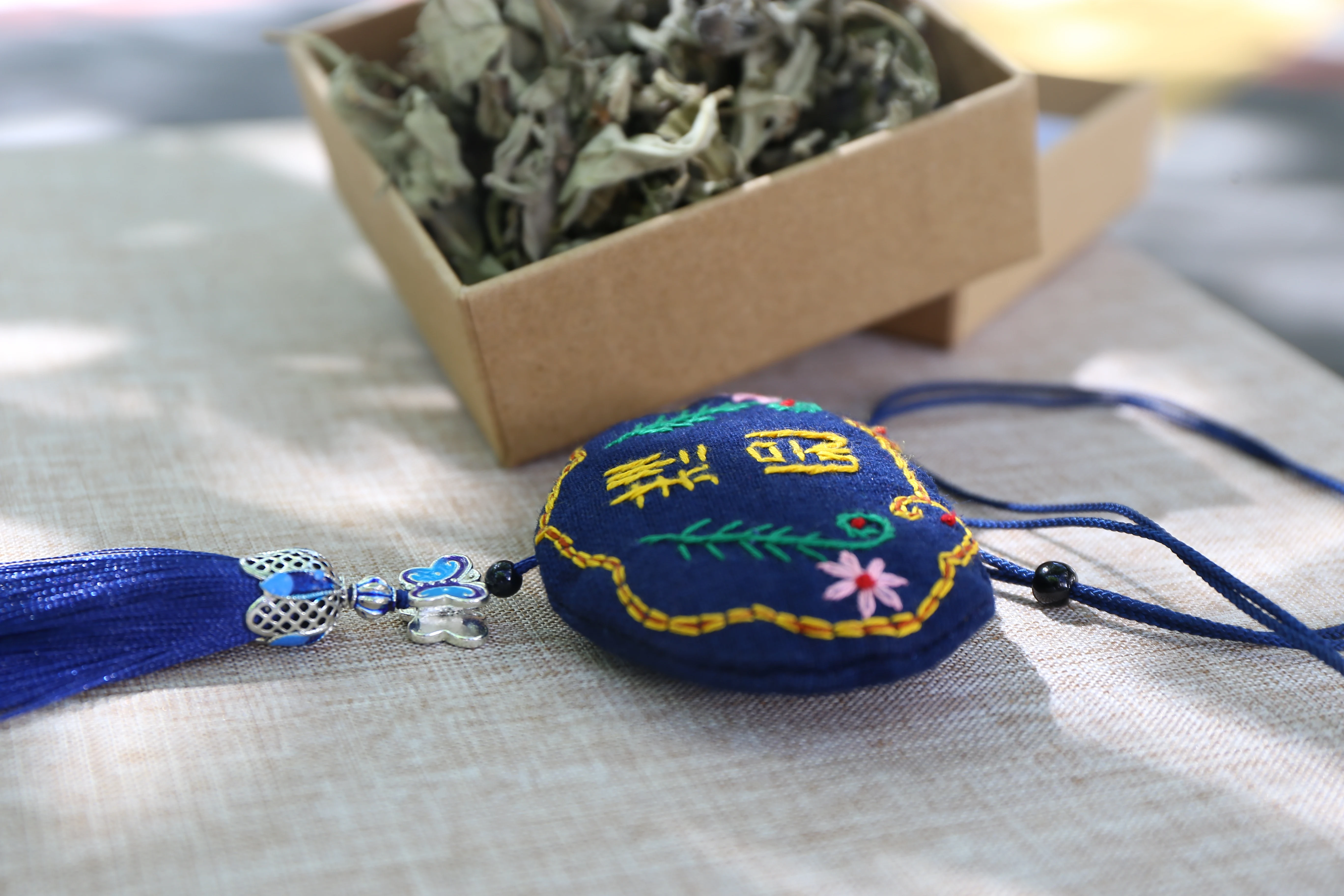 Jixiang Lock Hook Needle Fragrant Bag High Quality Handmade Artemisia Leaf Fragrant Bag Chinese Style Fragrant Bag Hanger