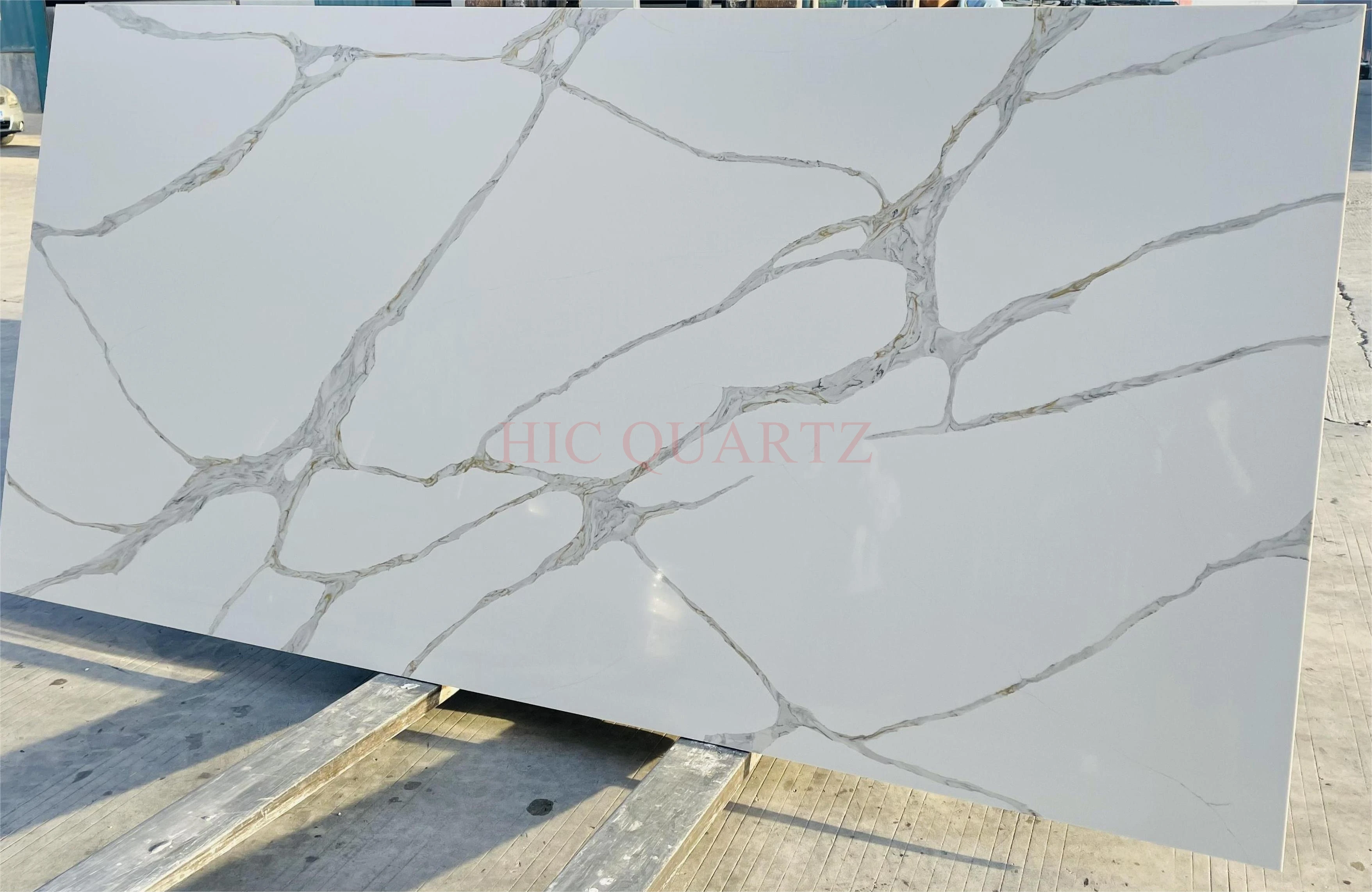 2023 New Golden Vein Artificial Quartz Stone Slabs Calacatta White Quartz Stone Wall Graphic Finish Technical Artificial Stone