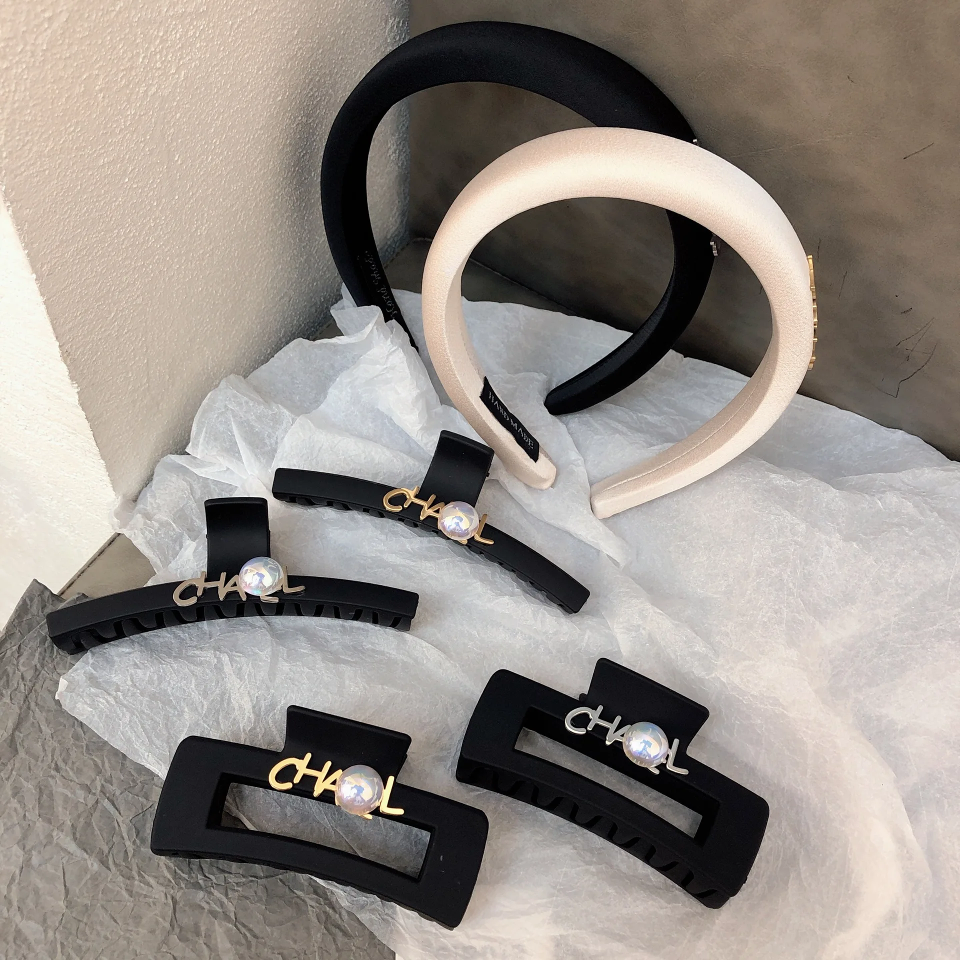 Wholesale Abstract Letter Hair Claw Simple Double Color Matte Plastic Hair Claw Clips