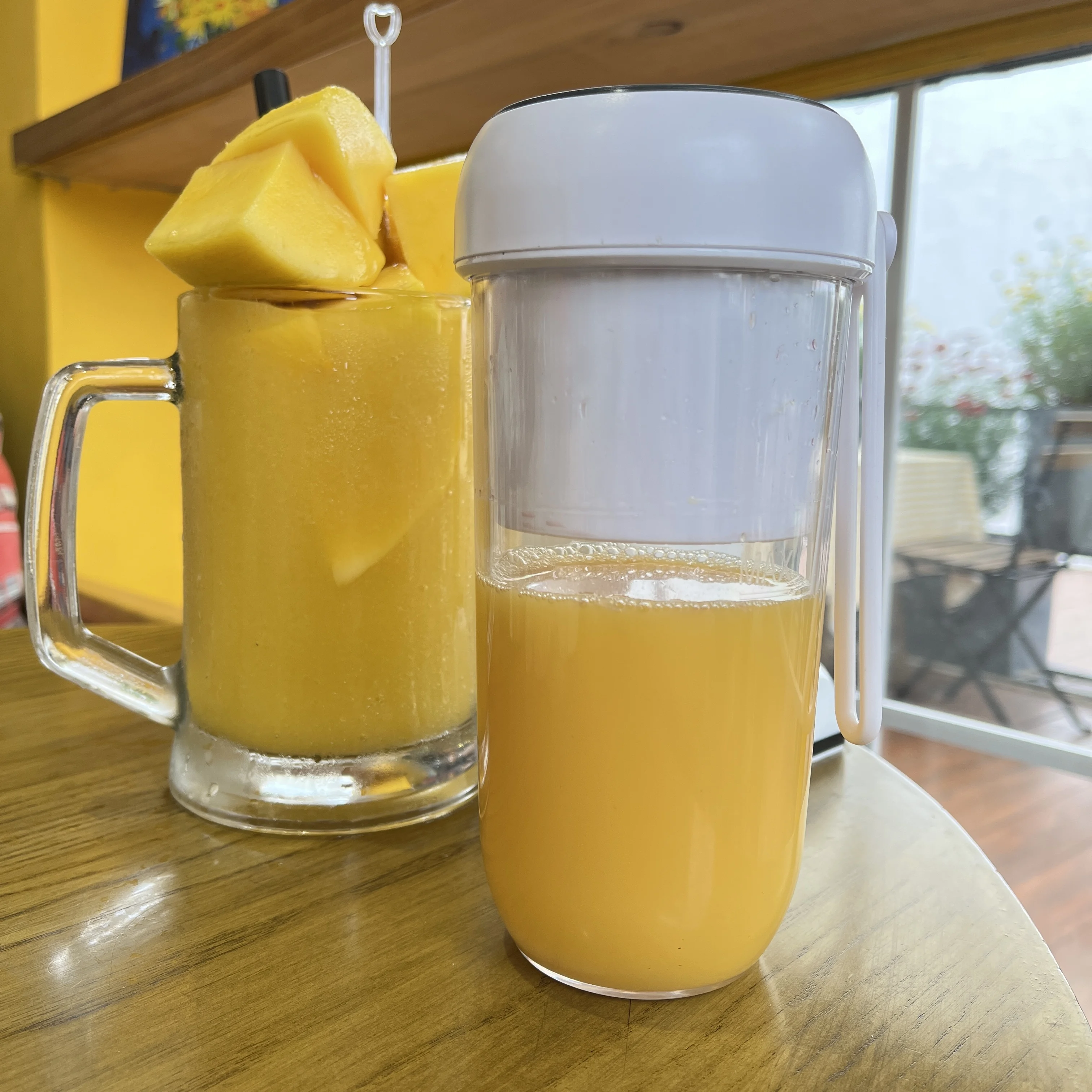 Wholesale custom Fruit juicer USB with handle 7.4 V smoothie maker plastic cup baby food mixer rechargeable portable bender