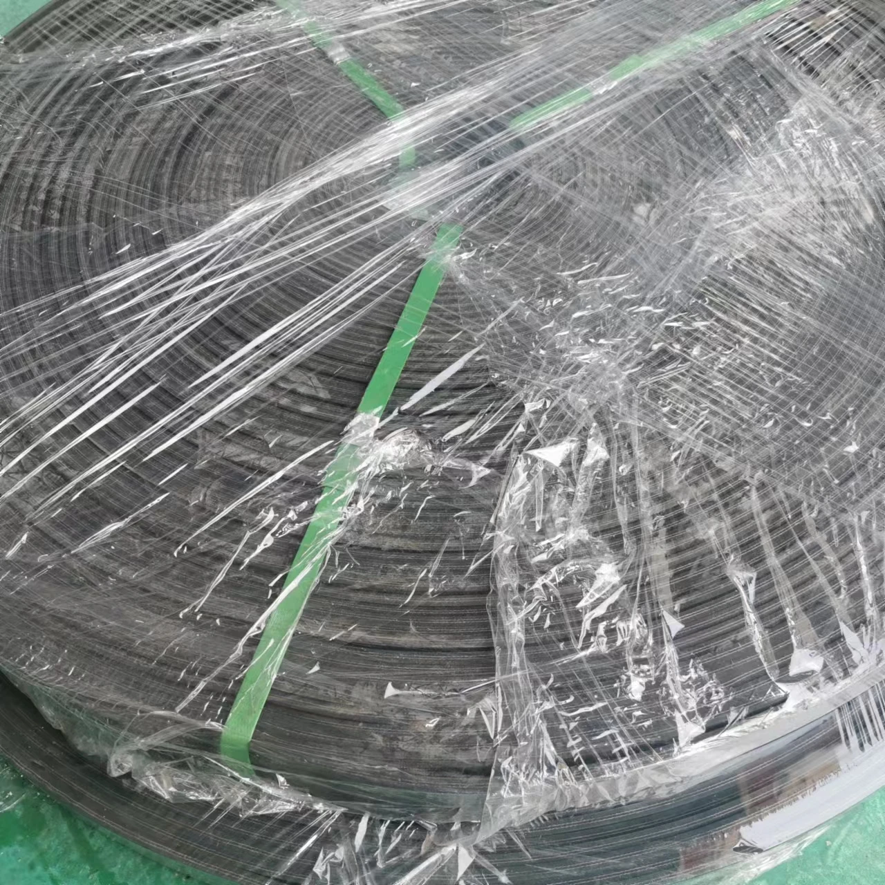 Combine wire clamping rubber conveyor belt