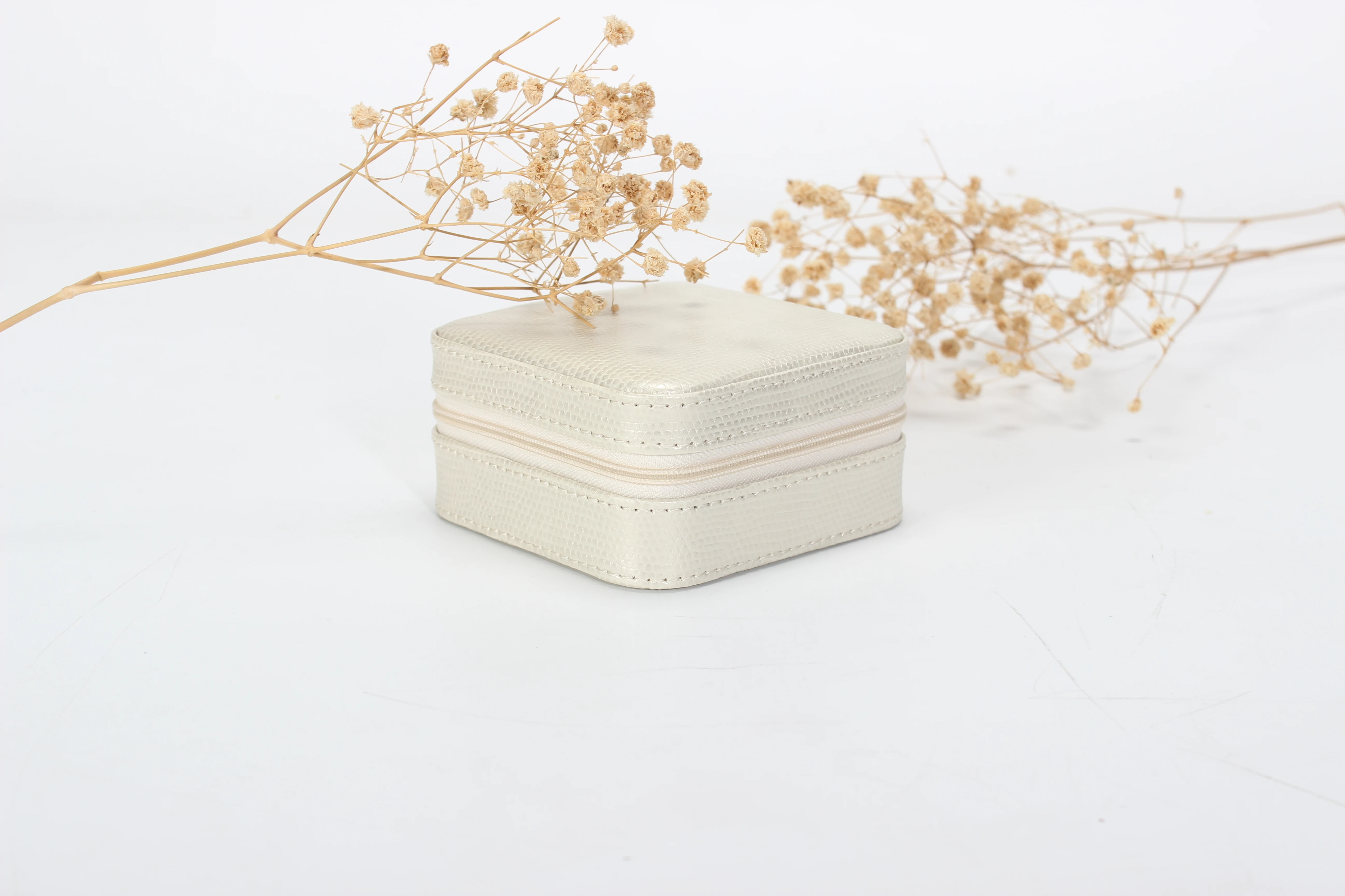 
Custom design color and size small portable travel zipper Leather jewelry case 