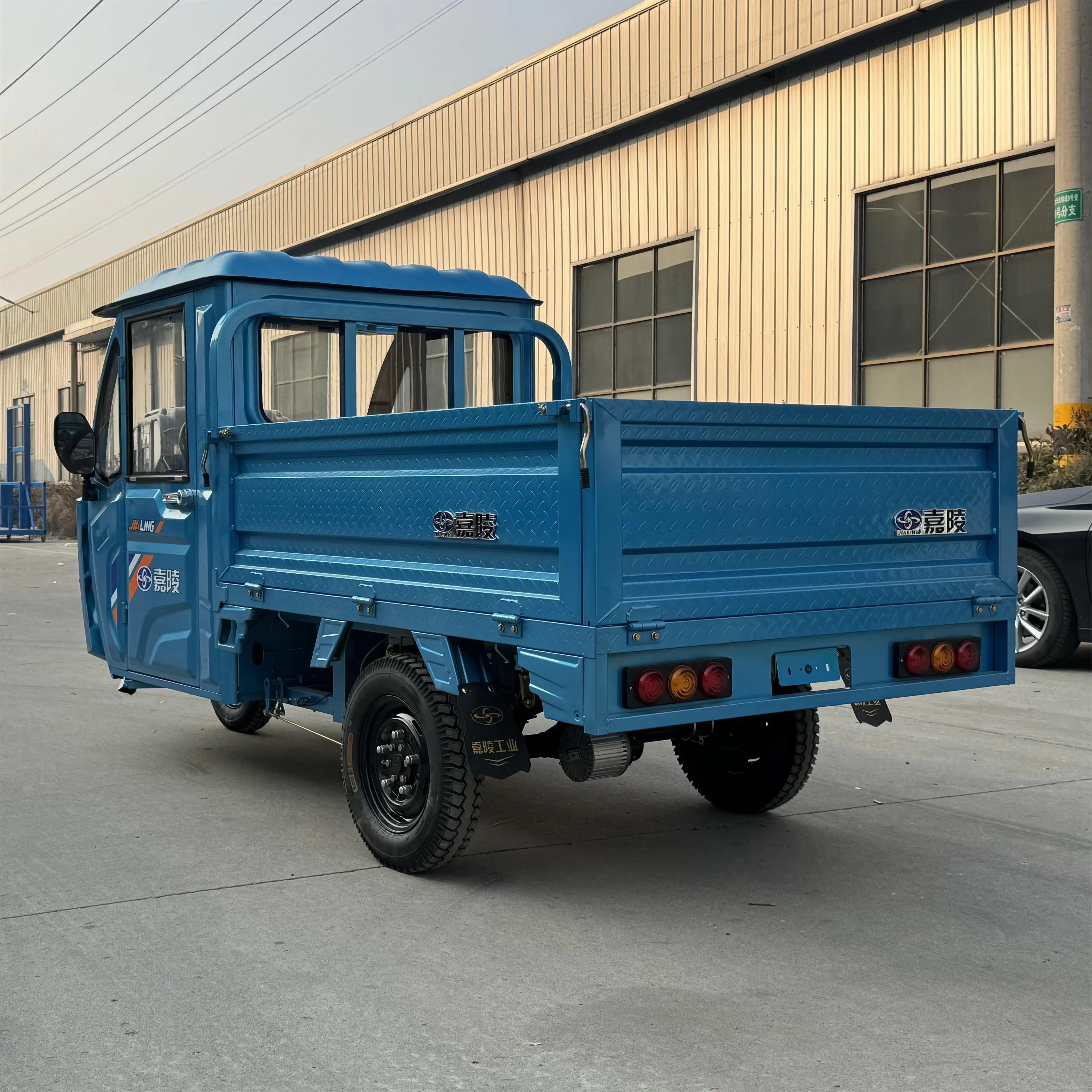 LB-QFB180 Safe and Durable Passenger Transport Cargo Tricycle With Cabin 3 Wheeler E-Loader