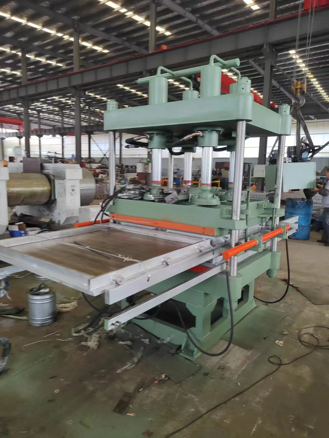 Rubber floor tile making machine for making rubber tiles