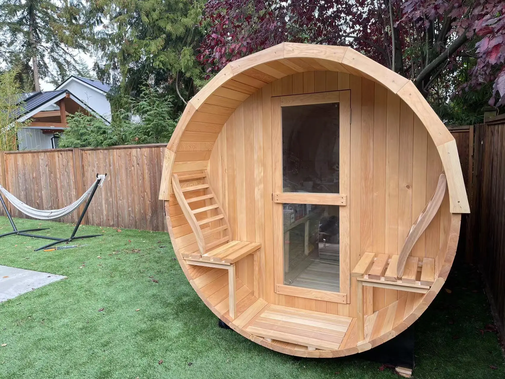 Custom Size Traditional 6KW Harvia Stove Red Cedar Outdoor Barrel Sauna Room with Tempered Glass Door