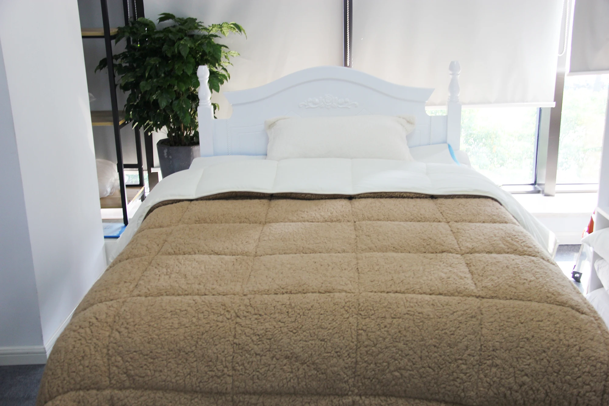 South America Hotsale Super Soft 100% Polyester Solid Lamb Flannel Fleece Winter Blanket Bed Quilt Comforter for Home