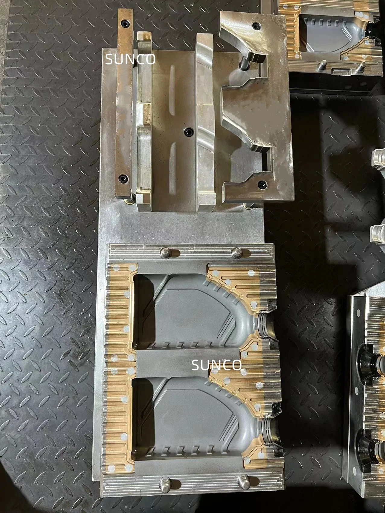 Extrusion Blow Molding Machine  Extrusion Die Mold Extrusion Blow Molding 4 Cavity
