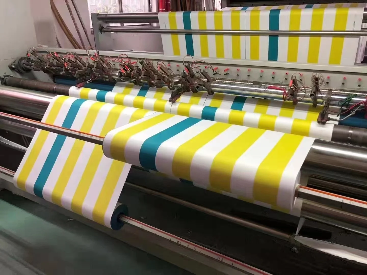 Ecofriendly sand free microfiber striped beach towel for travel camping