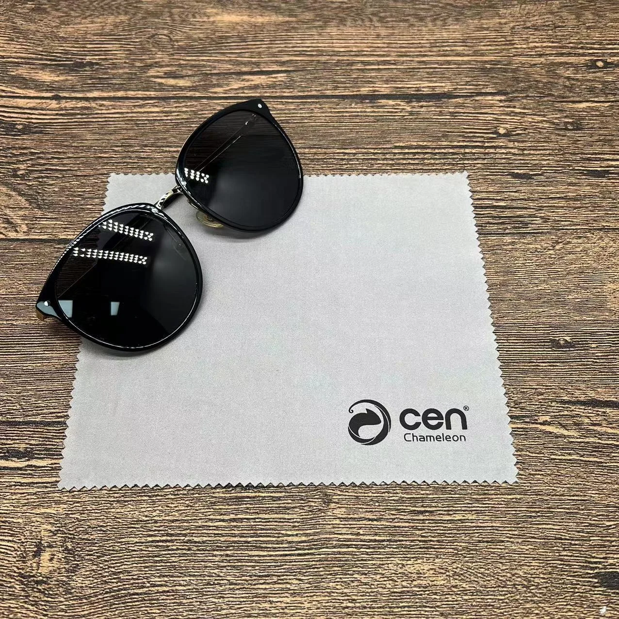 Premium Grey Lens Cleaning Wipes with Customized Logo Printed for Mobile Phone Screens Electronic Products