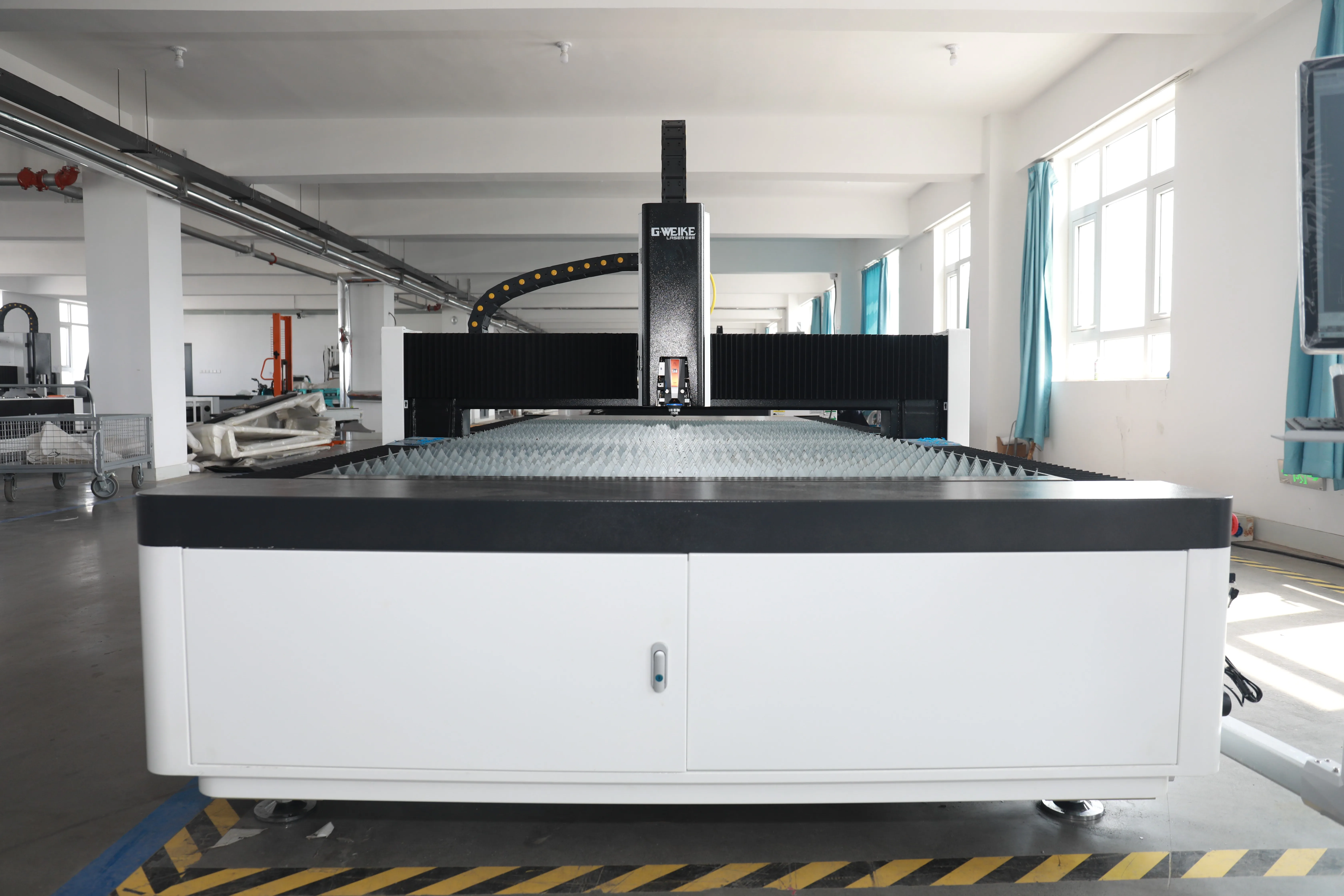 3 years warranty lf3015e single table low price 1kw 2kw 3kw 1mm 5mm 10mm steel sheet fiber laser cutting machine