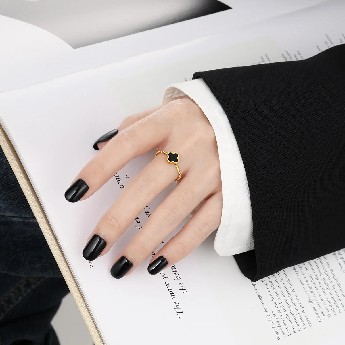High Quality Jewelry Black Epoxy 4 Four Leaf Clover Flower Ring Women Fashion Plated 18K Gold Stainless Steel Twist Clover Ring