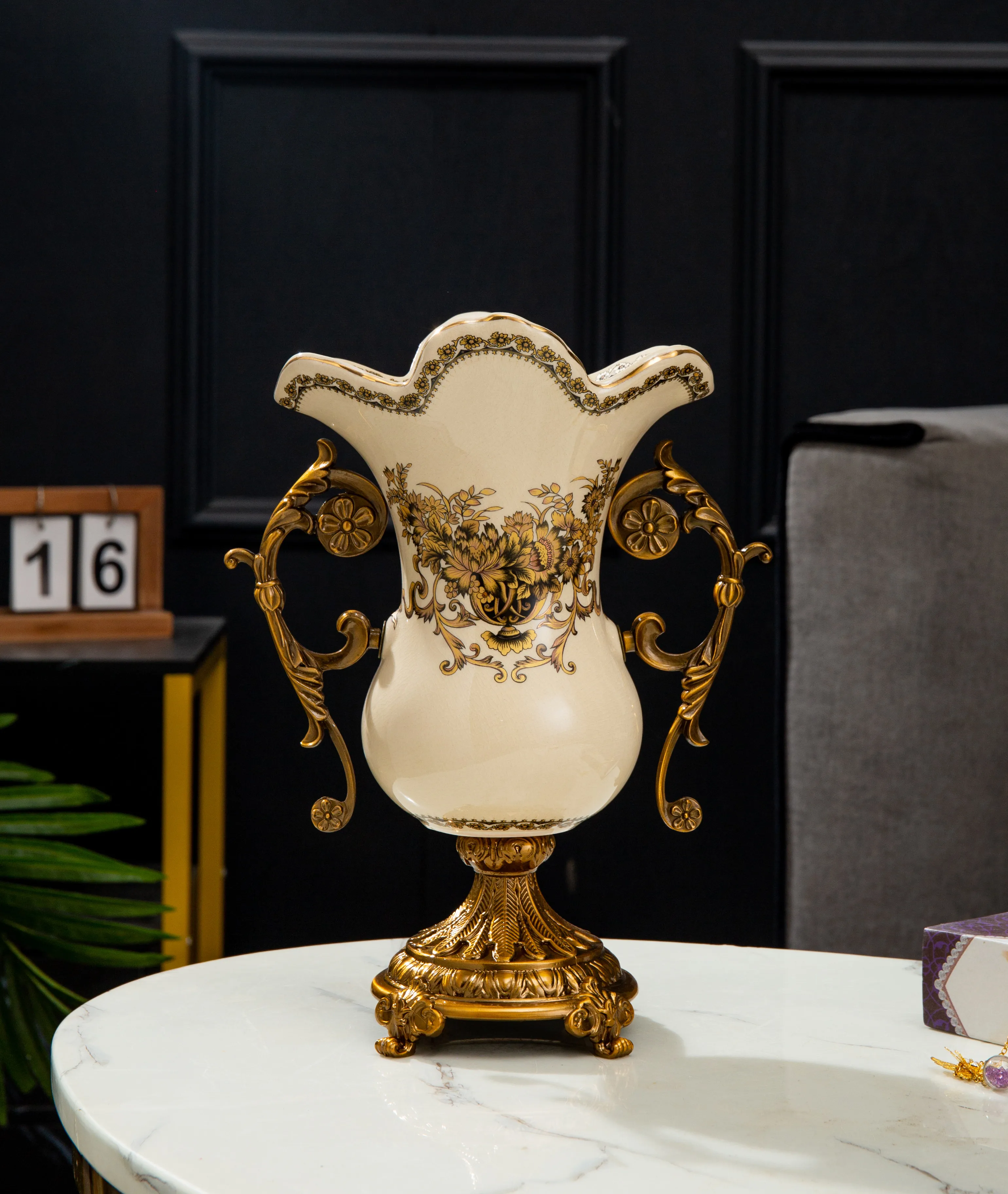 Made in China complete in specifications Ceramic vase