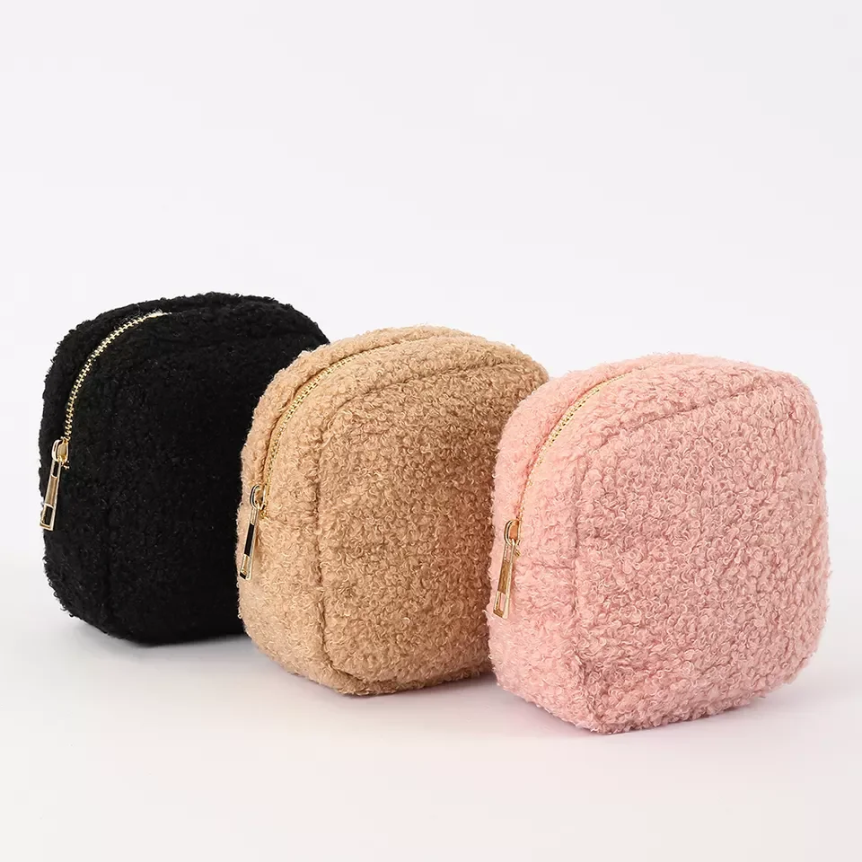 Keymay Fast Ship Wholesale Sherpa Teddy Cosmetic Bag Varsity Letter Makeup Bag Travel Pouch With Zipper Soft Plush Fuzzy Bag
