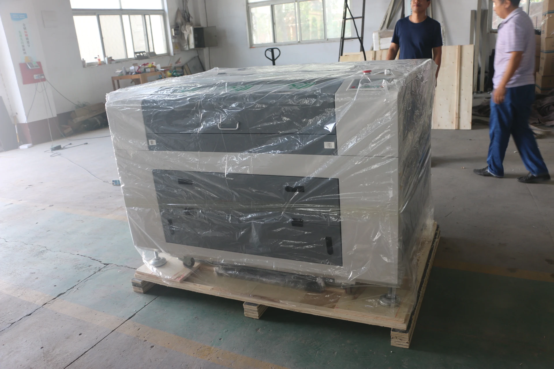 Cheap price 6090 co2 laser engraving cutting machine with CCD scanning camera system for badges patches cutting