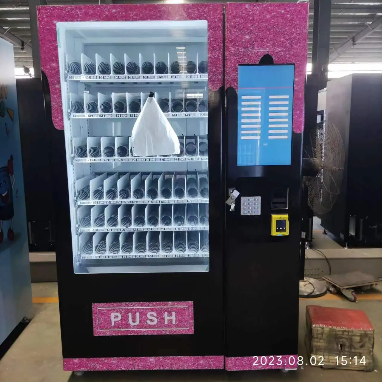 japanese smart outdoor automatic solar powered pharmacy detergent product sanitary pad clothes vending machine with card reader
