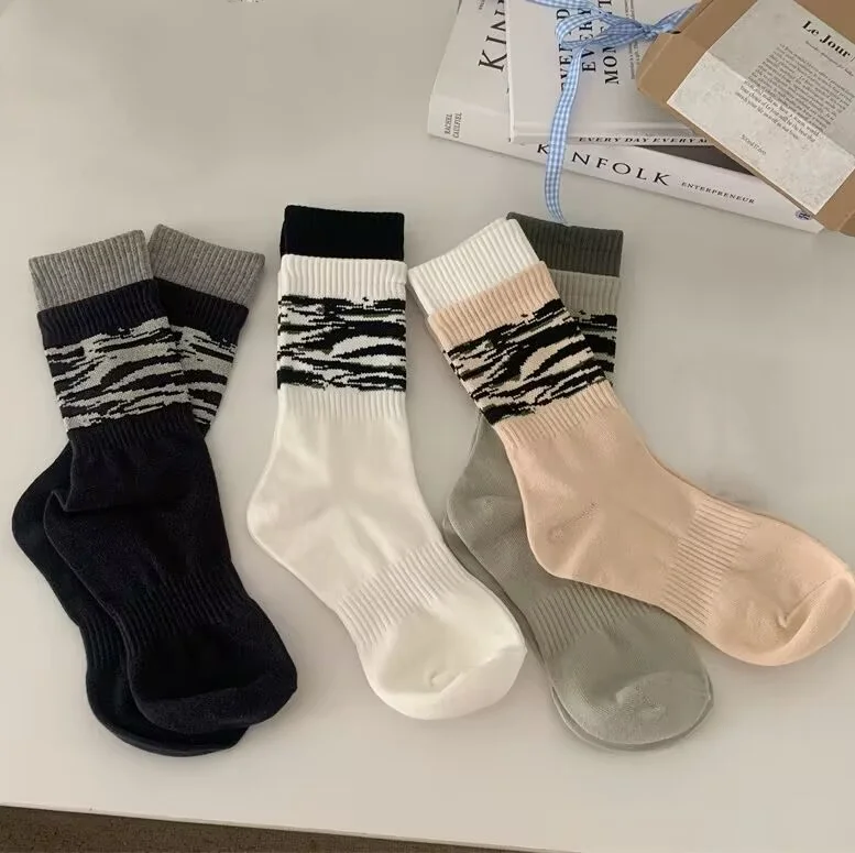 Wholesale New Style Trend Zebra Stripes Hip-hop Skateboard Stockings Soft Cotton Fashion Men Women Sports Socks