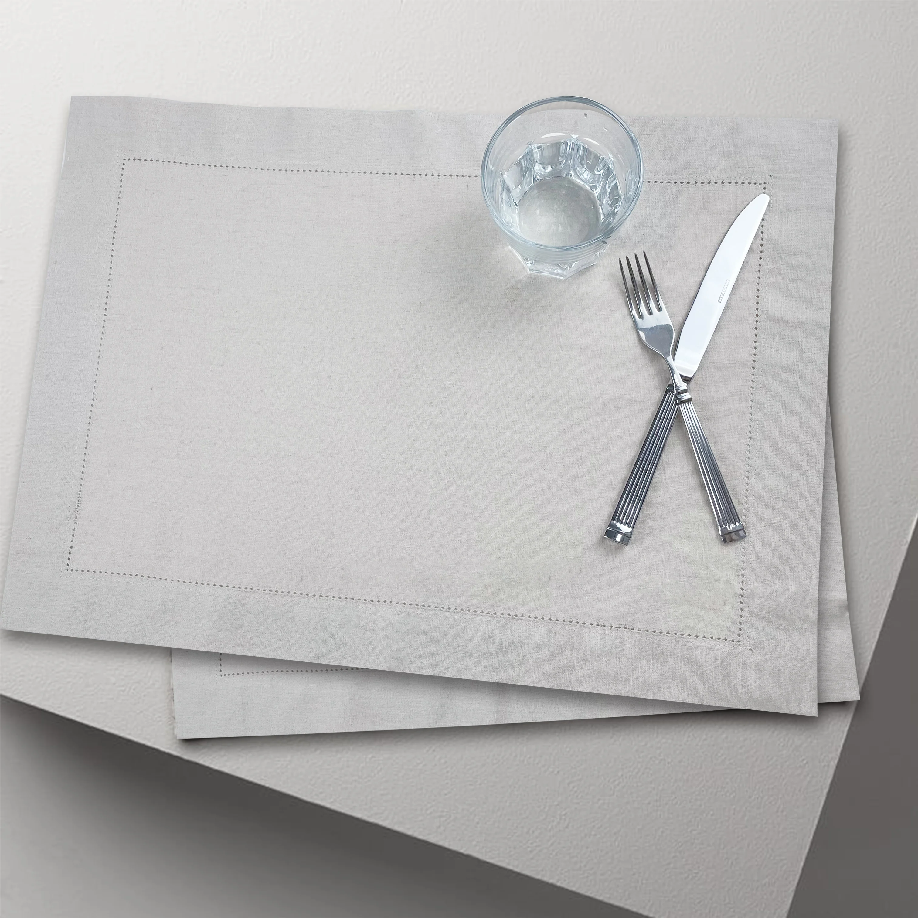 Fashionable 4 pieces set 100% polyester fabric placemats placemat cup table place mats for dining room kitchen table Decor