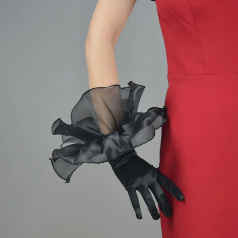 2024 Short Stretchy Lotus Leaf Sheers Tulle Wedding Bride Gloves Black Ruffle Hem Elastic Cuffs Lace Trim Women Evening Gloves