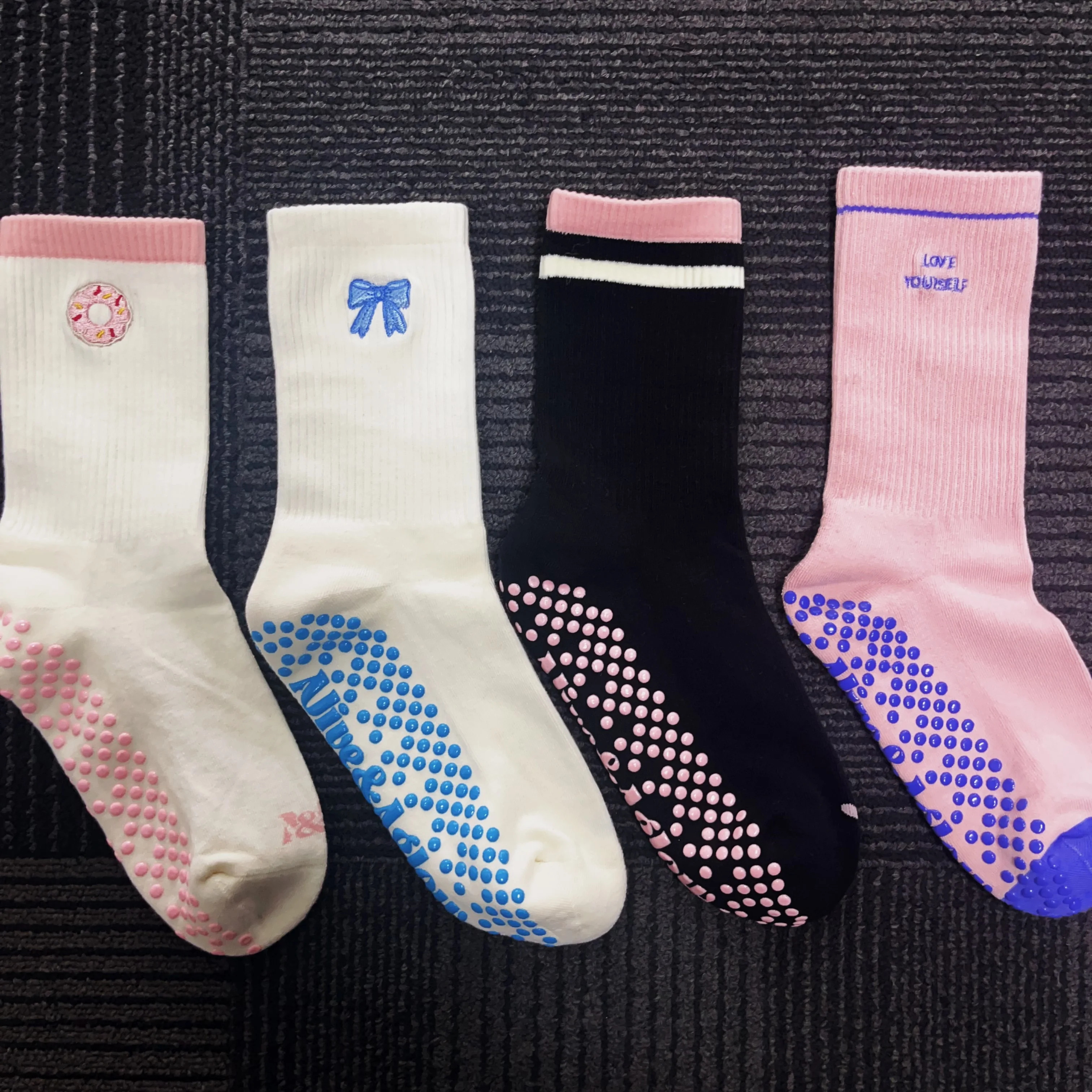 Custom High quality soild pilates yoga grip socks flowers with logo bamboo fibre yoga socks