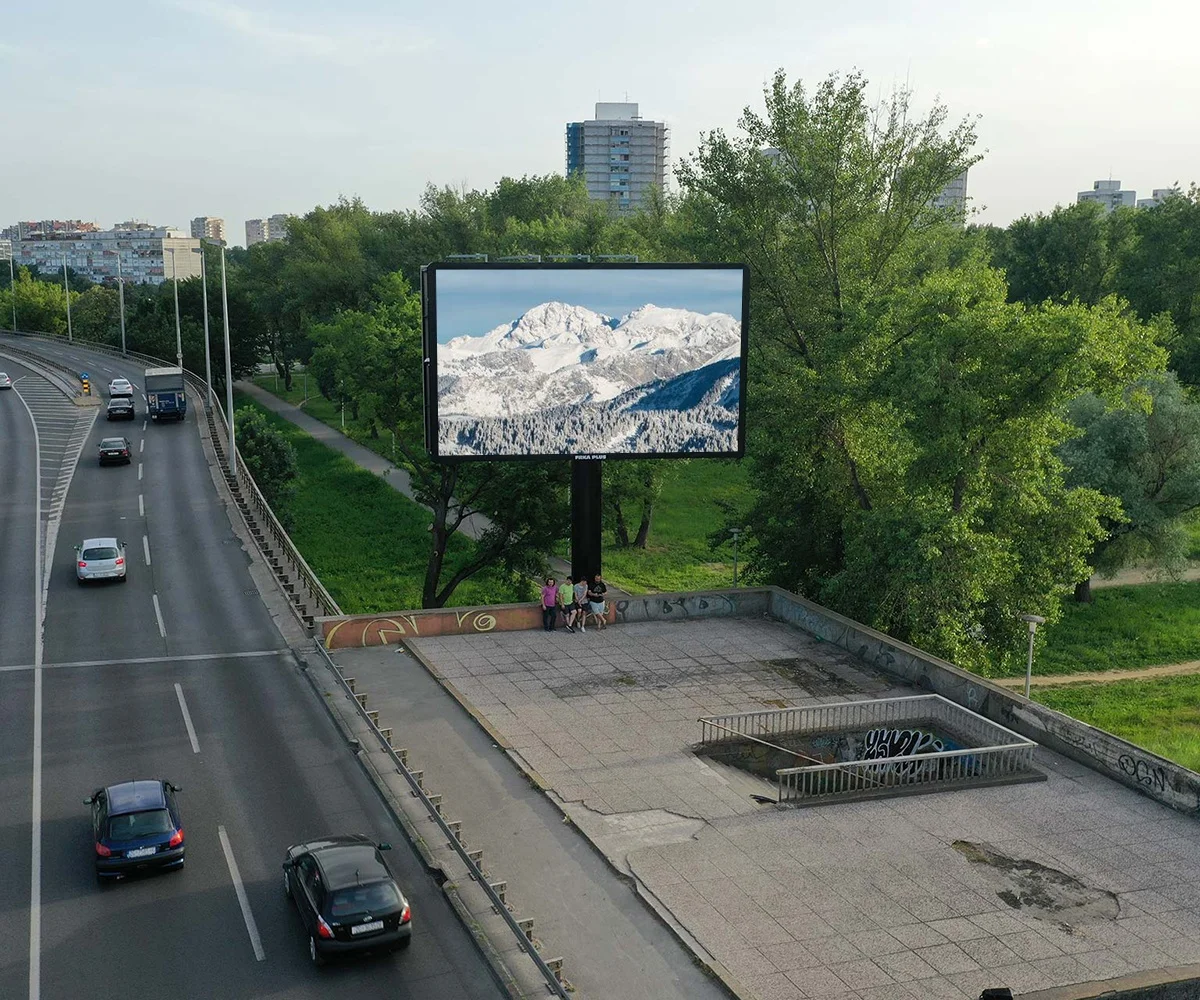 Control P2.5 LED Digital Billboard Iron LED Signs Outdoor Programmable Column Fixed 4G Video Wall Display IP65 2 Years 2.5 Meter
