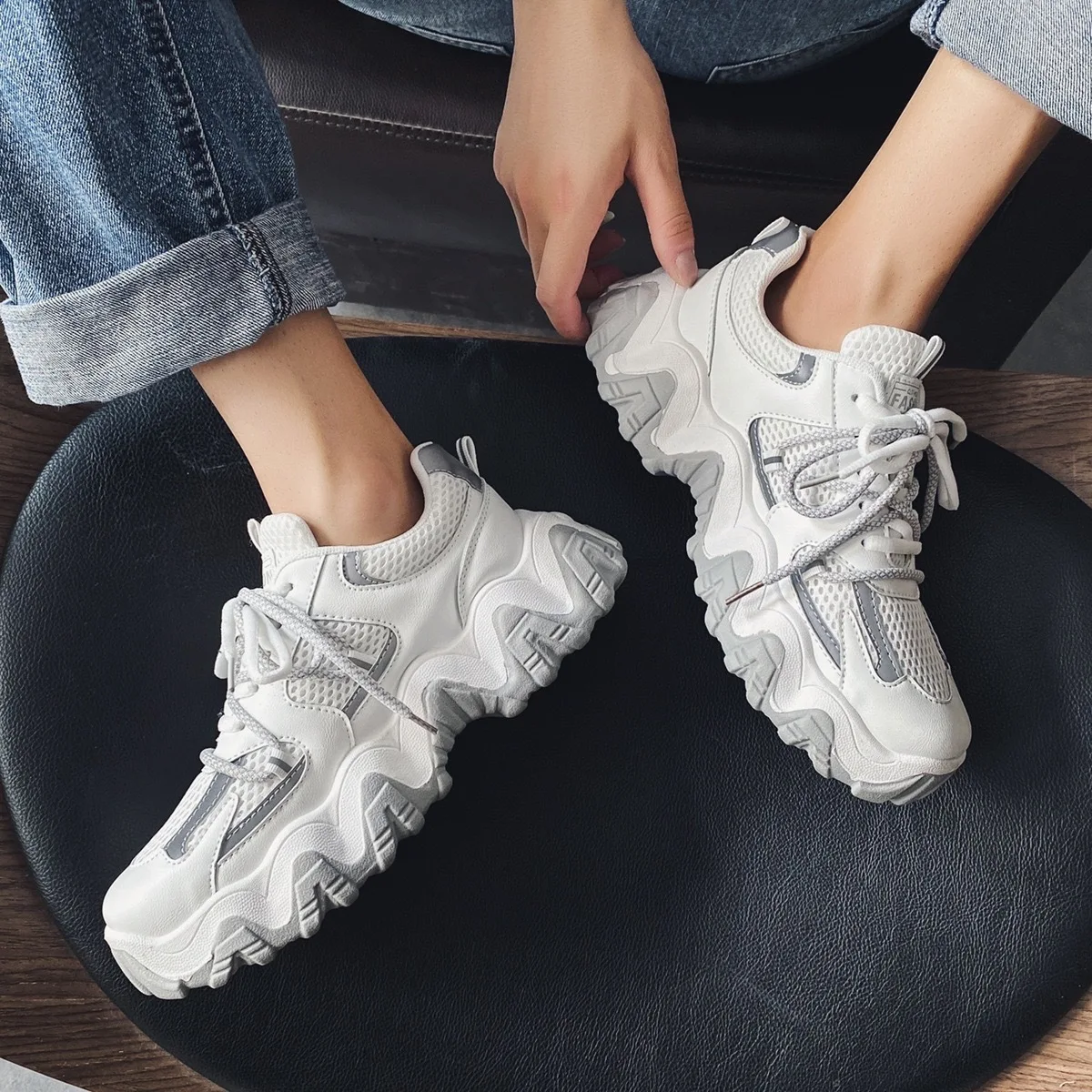 China low cut nonslip walking casual thick sole platform shoes light reflecting elevated retro fashion boy sneakers for men