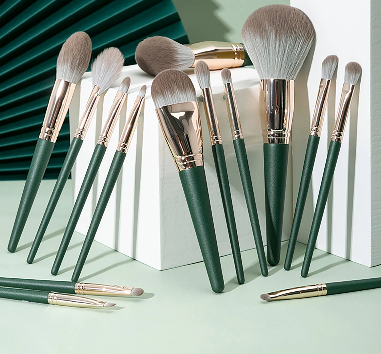 DailyQueen 14 pieces New Design Professional Beauty Tools Face Foundation Green Plastic Handle Makeup Brush Fashionable Makeup Brush