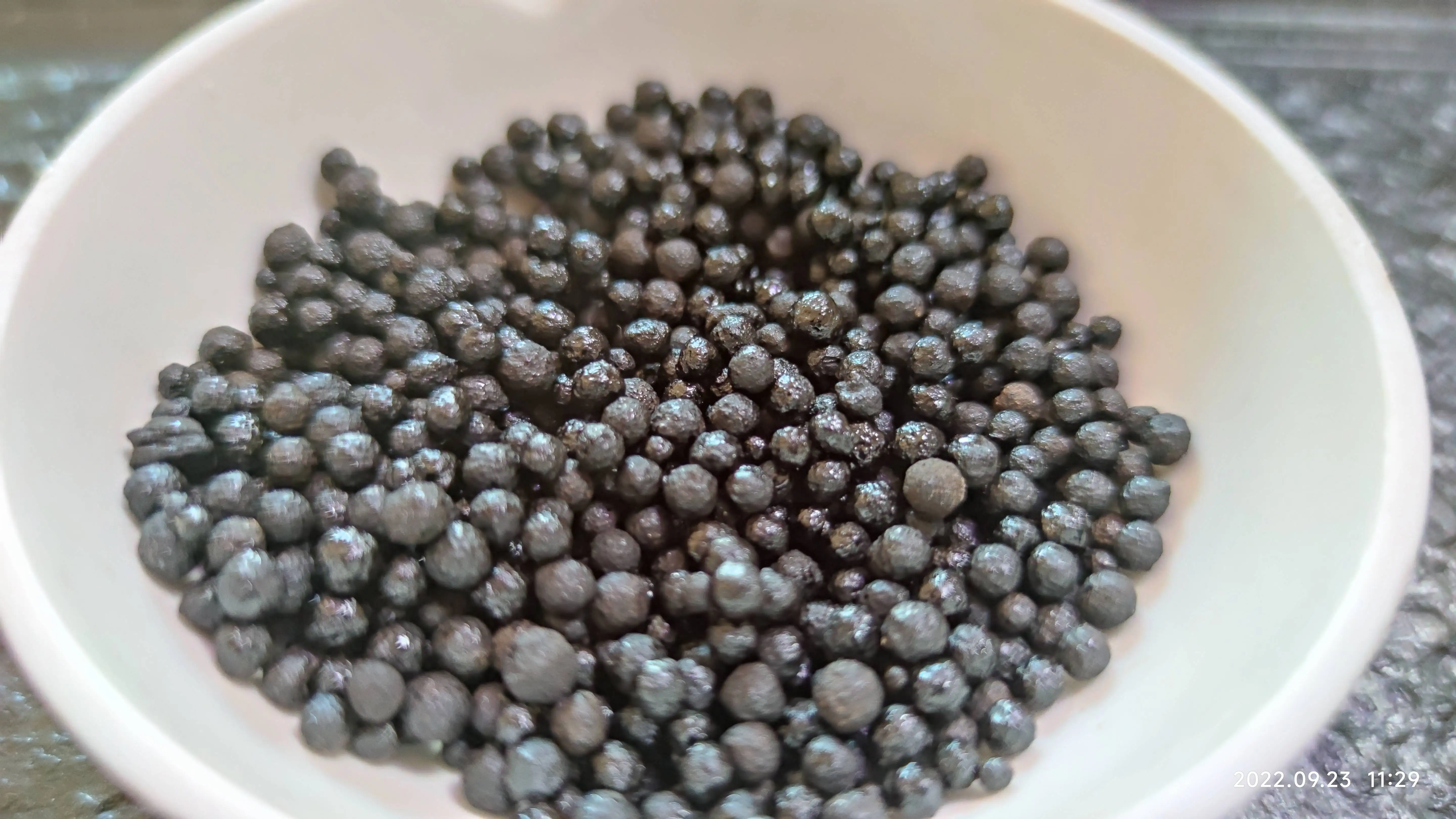 Soil conditioner fertilizer contains 15% nitrogen, phosphorus and potassium to regulate the degree of soil acidity and alkali to