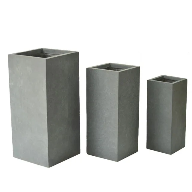 Уличный стеклопластиковый горшок с гладкой поверхностью и серым ландшафтом