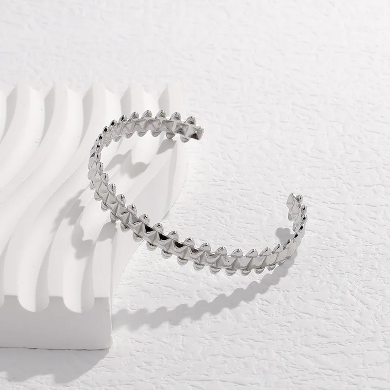 B074-023 Halo trendy new design women stainless steel jewelry open  size 18k gold plated spike metal bangle