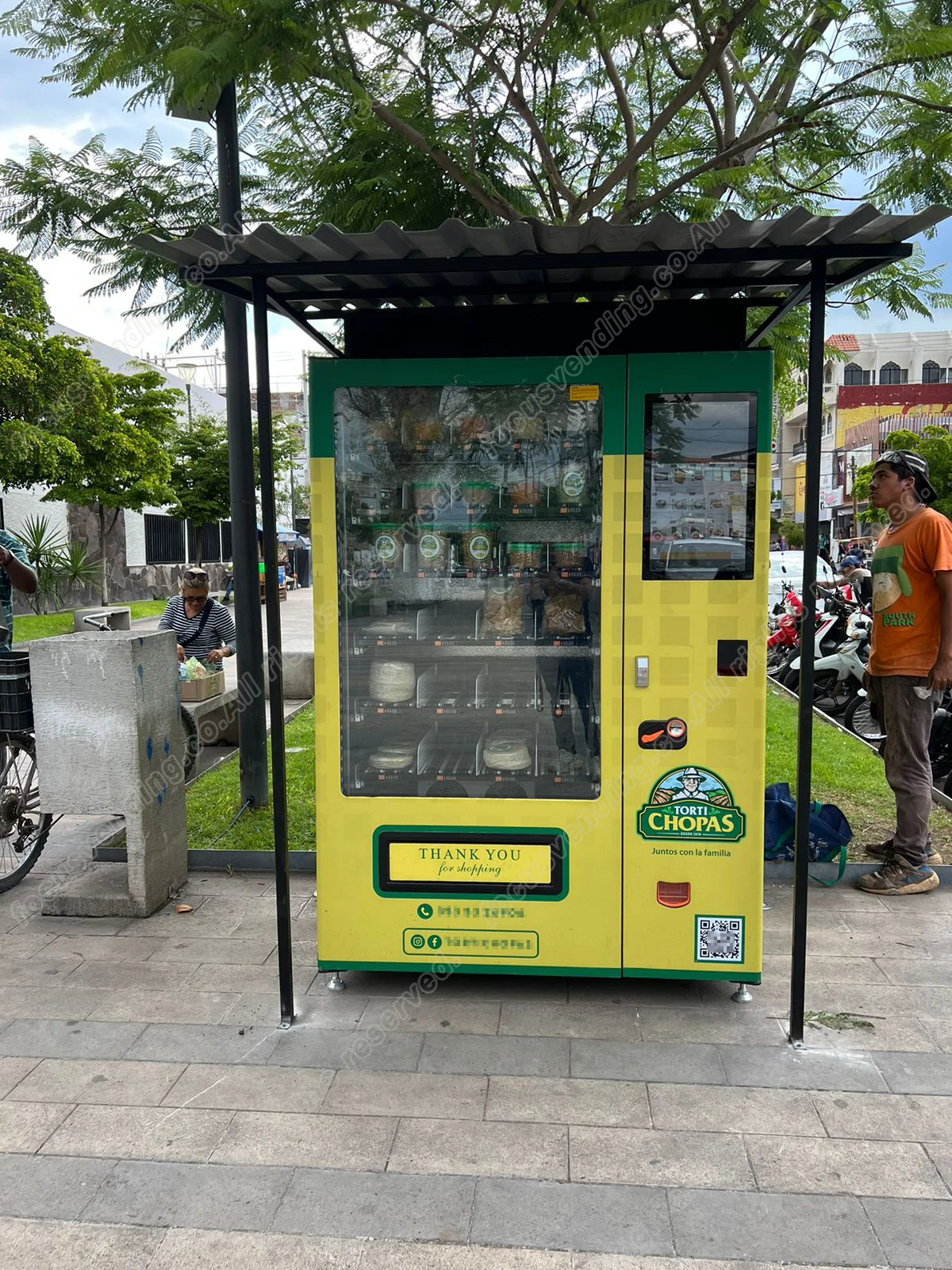 FocusvendCommercial fresh flower Vending Machine With Automatic  with customization and cooling system