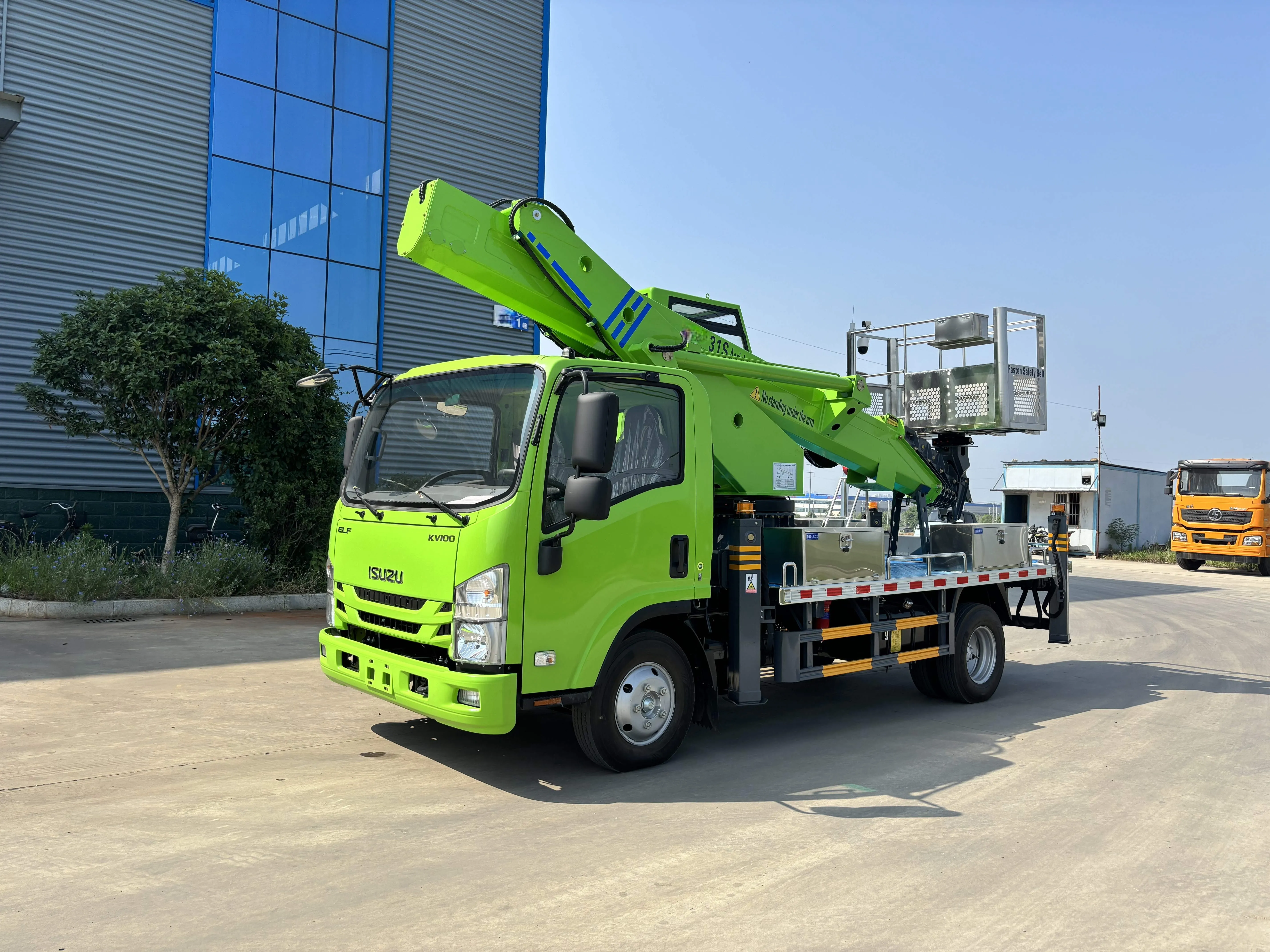 Совершенно новый или подержанный Isuzu 6-колесный 31 м воздушная Рабочая платформа гидравлическая лестница подъемная тележка с изолированной корзиной Воздушная подъемник