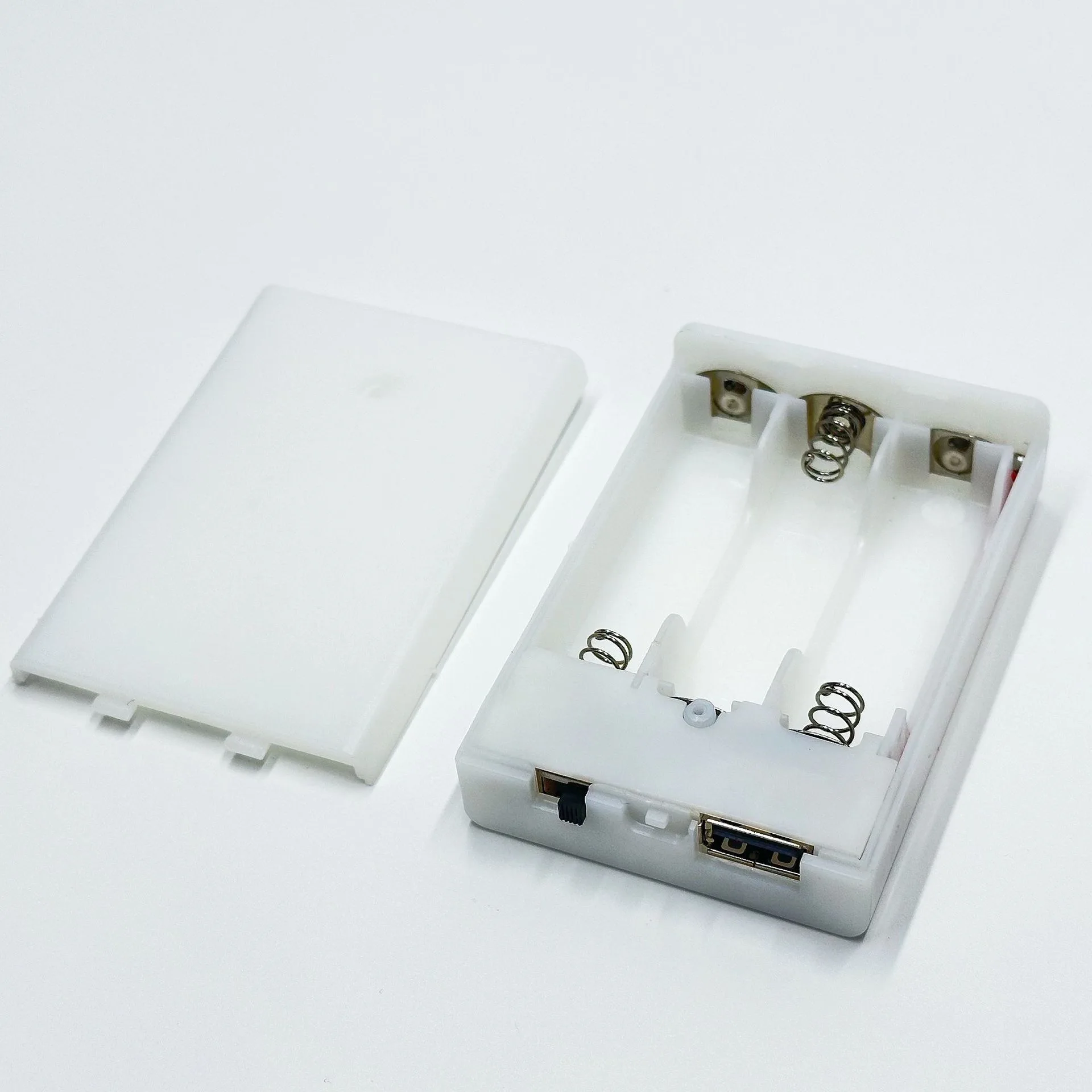 Белый AA чехол для батареи 3 * со встроенным USB